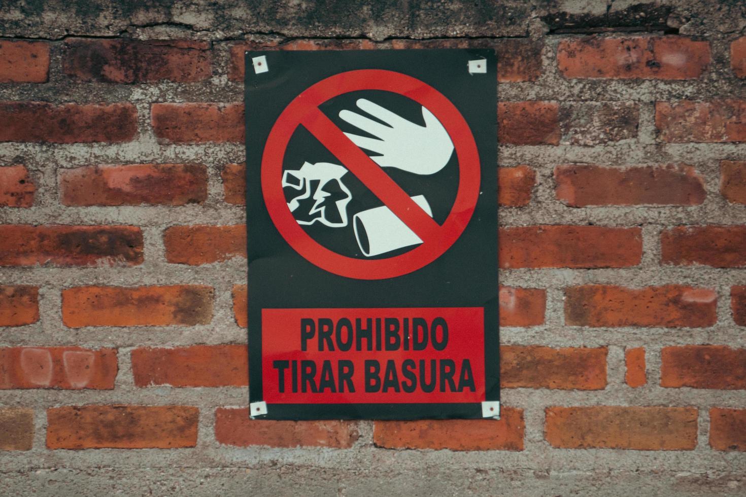 No throwing garbage sign in spanish photo