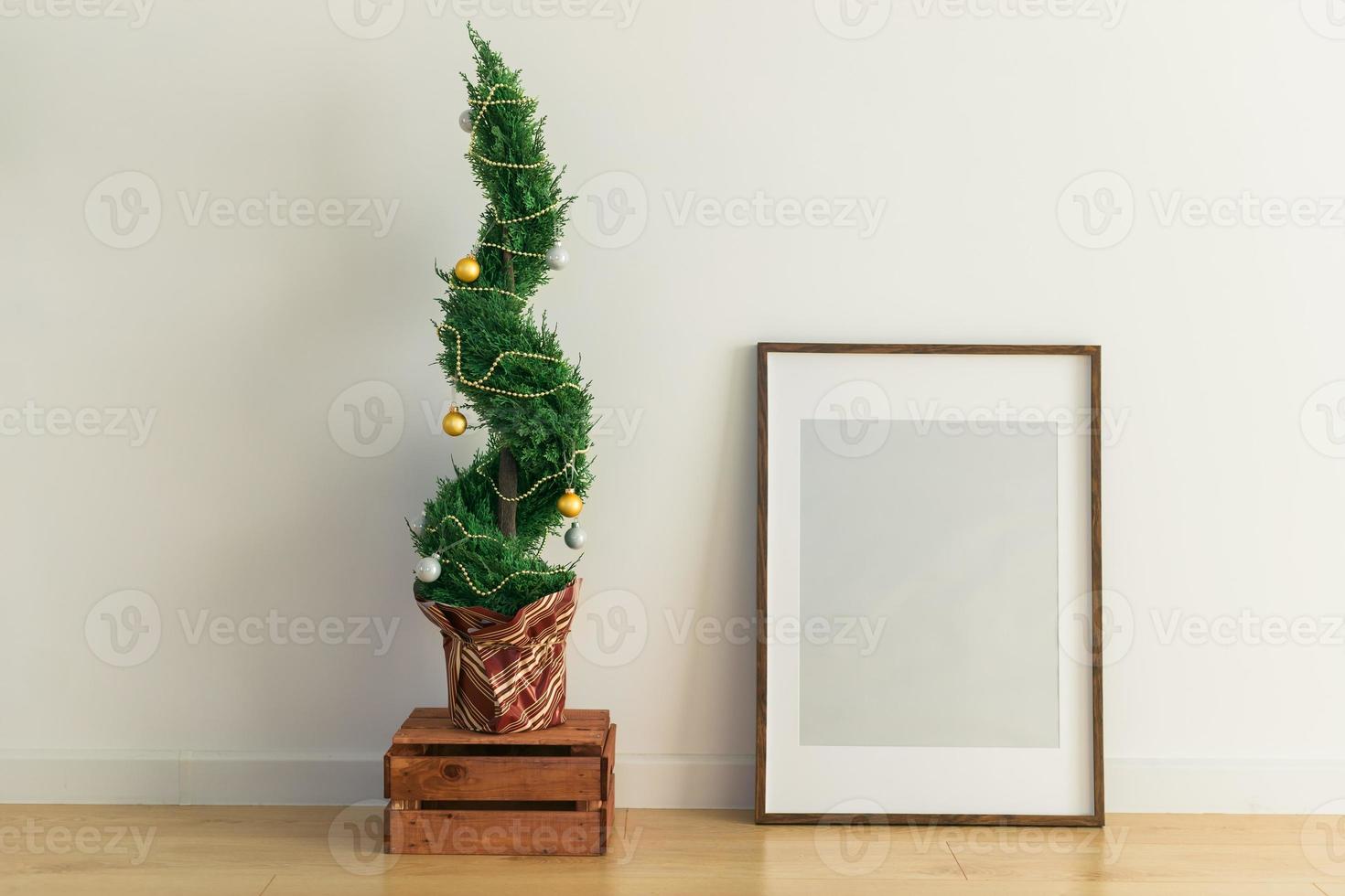 interior ciprés o thuja en maceta es decorando pelotas me gusta Navidad árbol. alternativa arboles para Navidad . Copiar espacio y espacio para texto foto