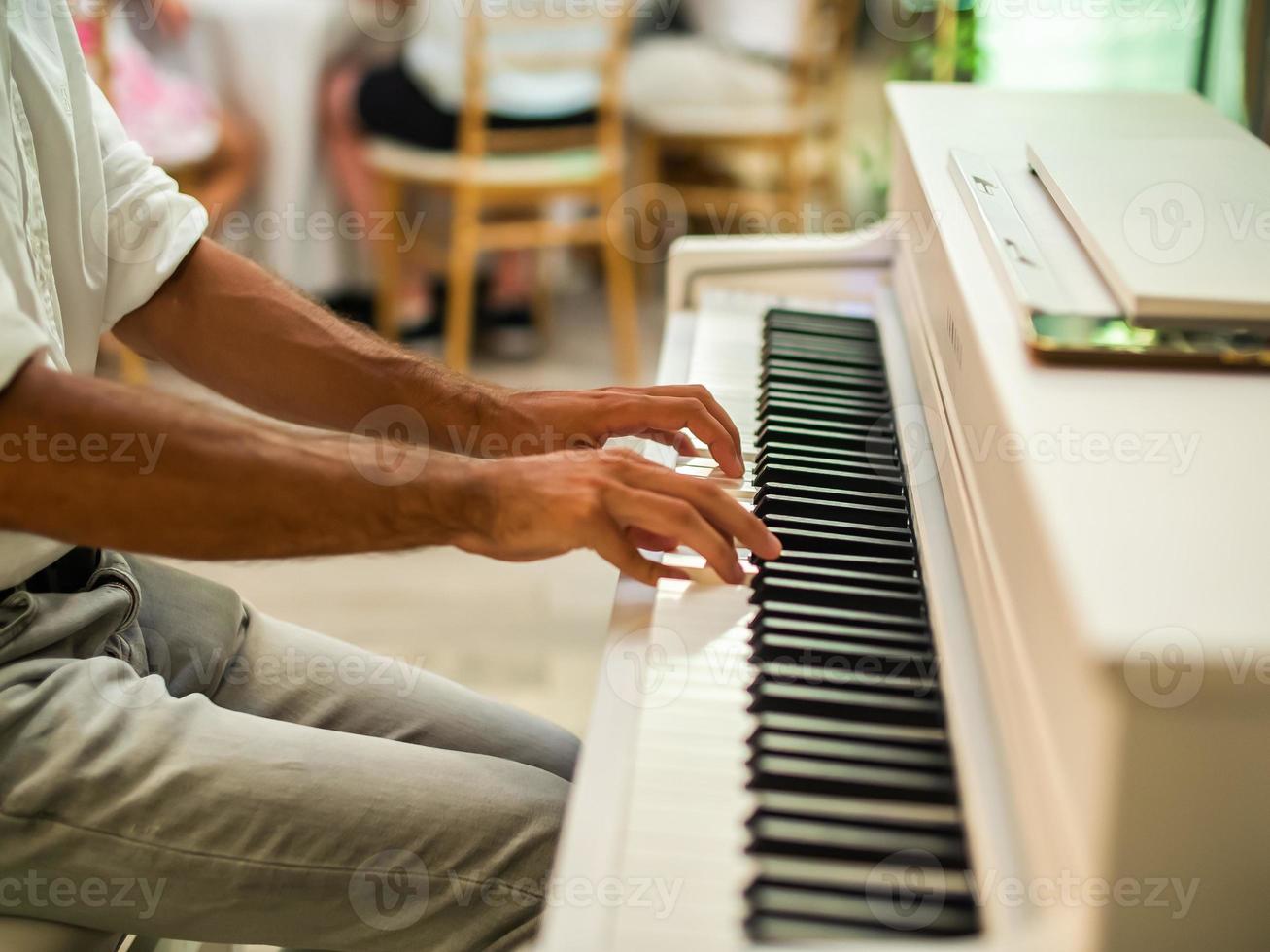 masculino pianista manos en grandioso piano teclado - música evento y artista músico concepto foto