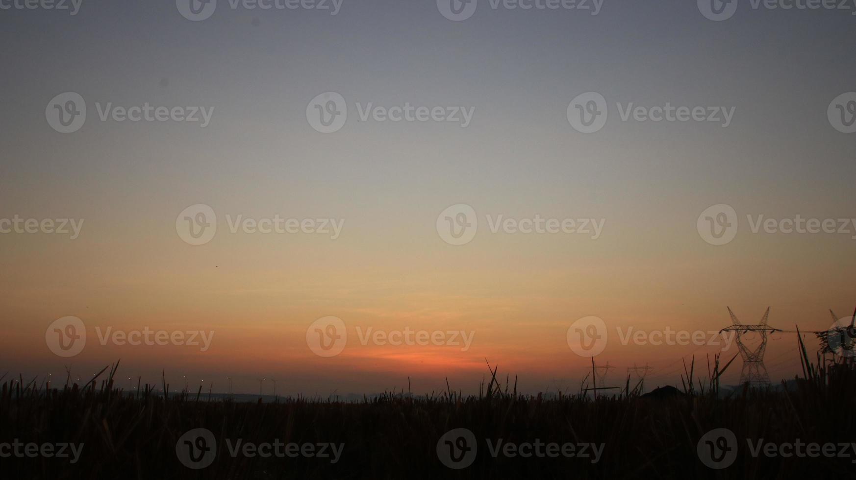 puesta de sol a arroz campo en pueblo foto