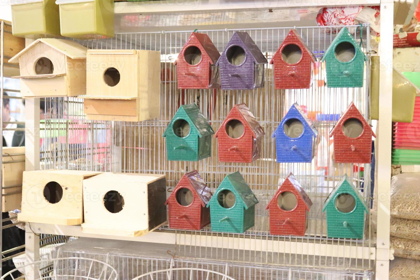 vistoso aves casas en grande números de al aire libre, de madera aves casas, muchas forma de aves casas foto