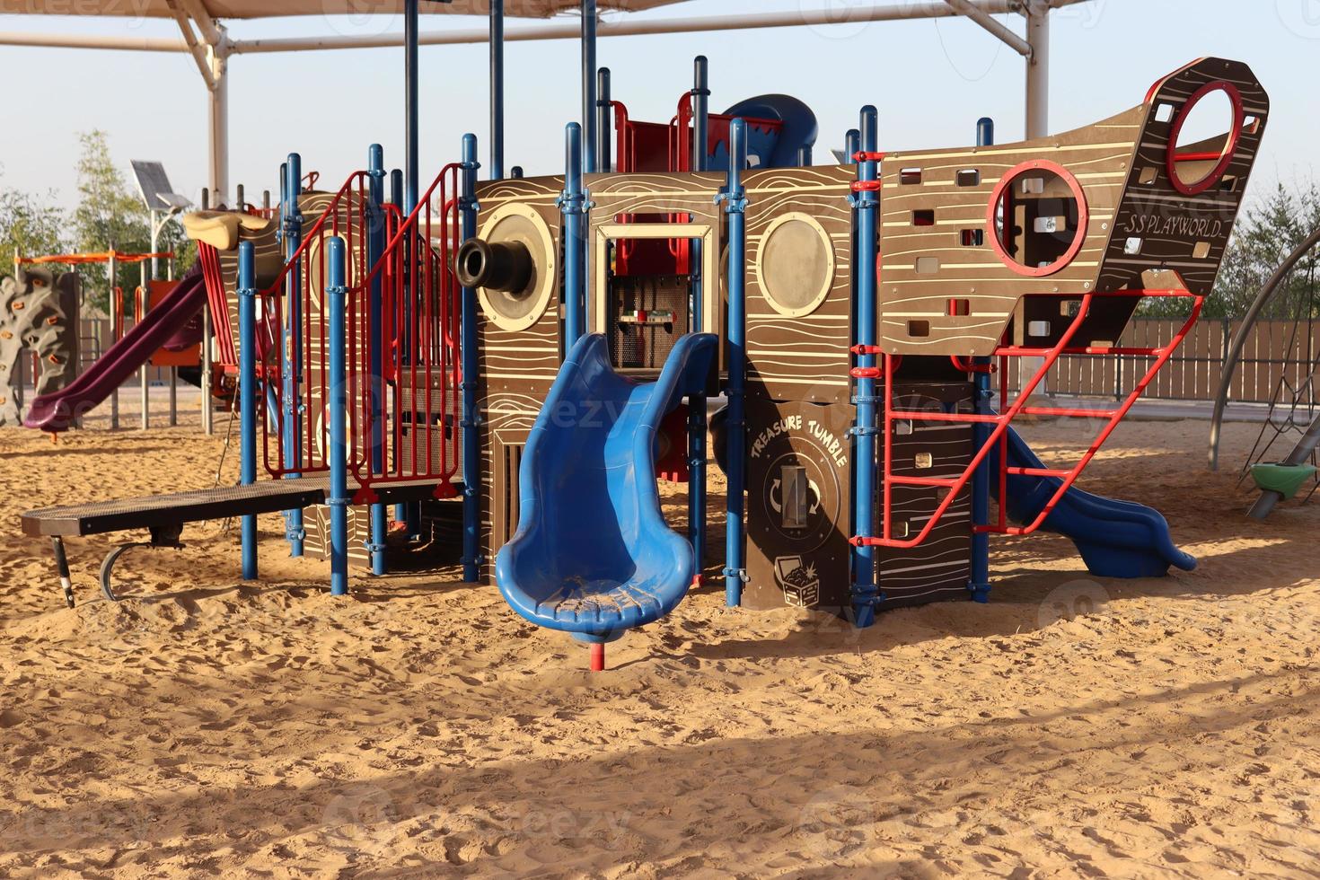 niños comunidad parque al aire libre parque infantil, colorido patio de recreo, arenoso estanque terreno de camping foto