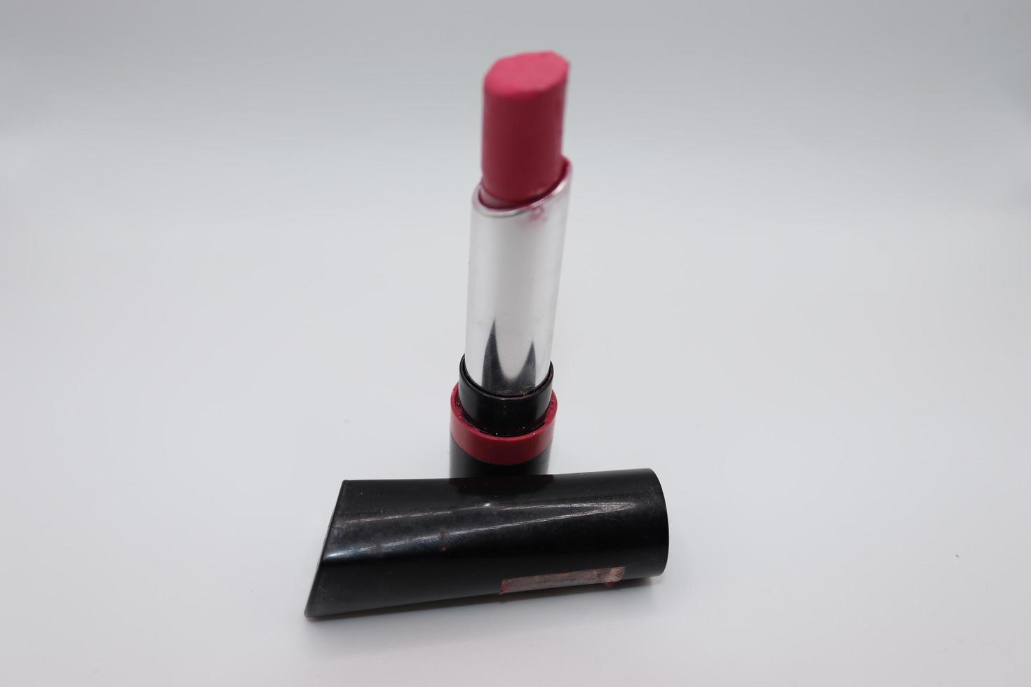 impermeable líquido lápiz labial compañero hacer arriba terciopelo rojo labio brillo productos cosméticos en blanco antecedentes foto