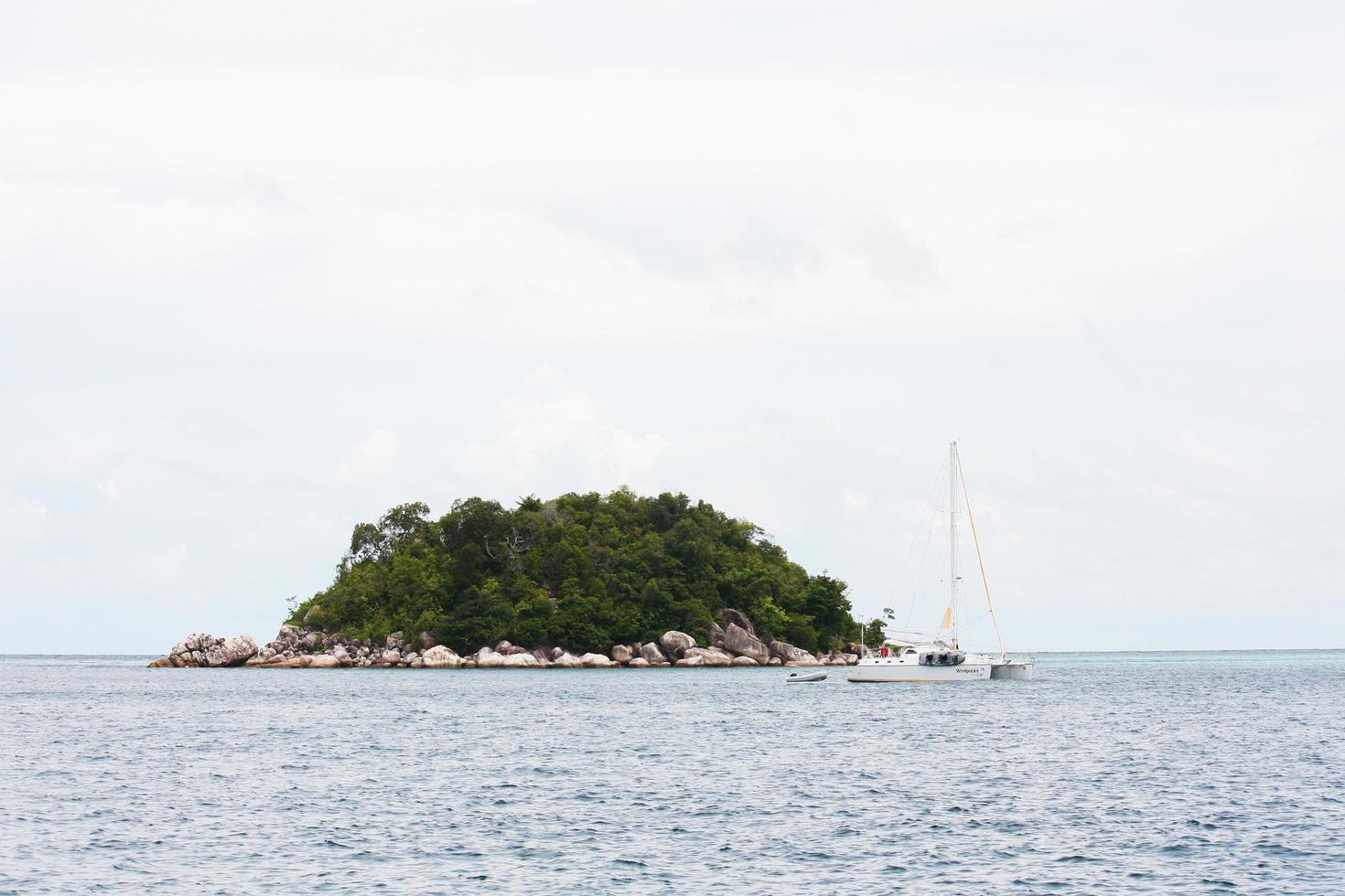 hermosa marina de tradicion barcos para transporte turistas a isla es paking cerca isla en azul mar a koh lipe en satul provincia, Tailandia foto