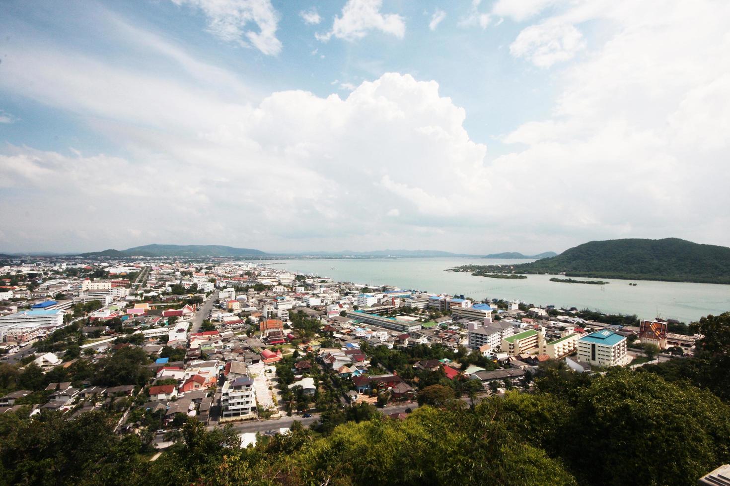 hermosa punto de vista en el montaña de Songkla ciudad y samila playa y marina foto