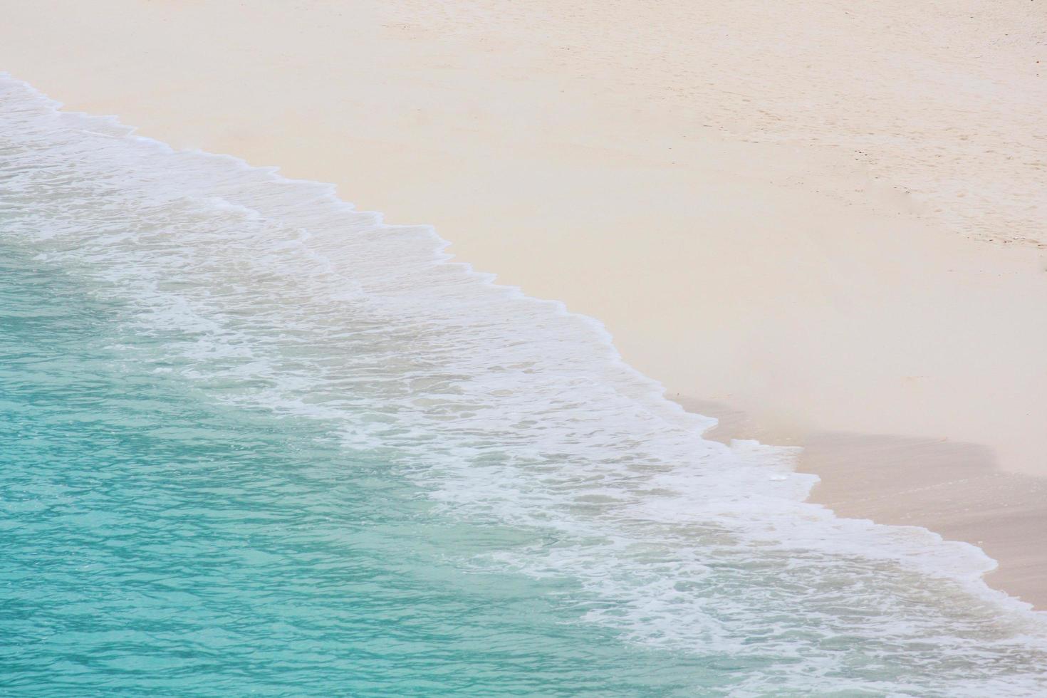 paraíso en isla con onda de agua chapoteo en arenoso playa y calma y tranquilo azul ola mar foto