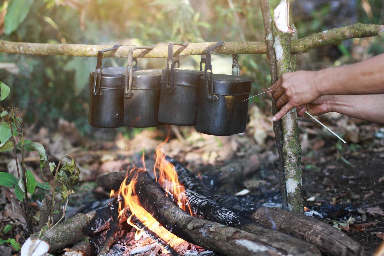 arroz Cocinando métodos para cámping en el bosque en Tailandia foto