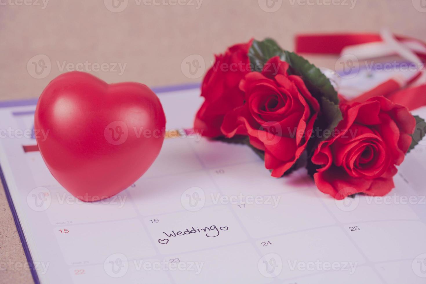 recordatorio Boda día en calendario planificación y corazón firmar con color tono. foto