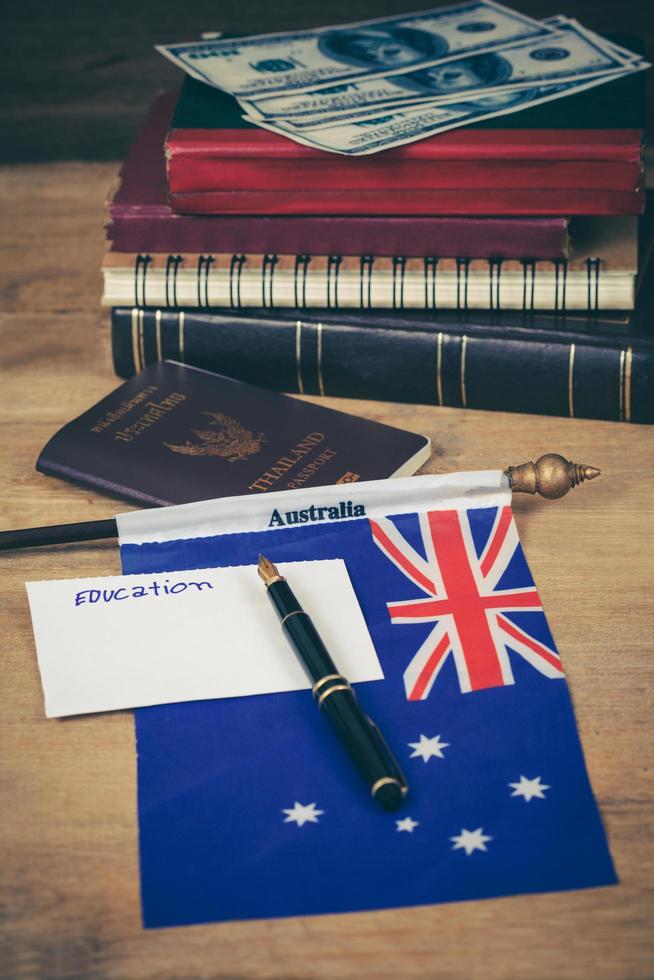 educación en Australia concepto, pasaporte y blanco Nota en Australia bandera . foto