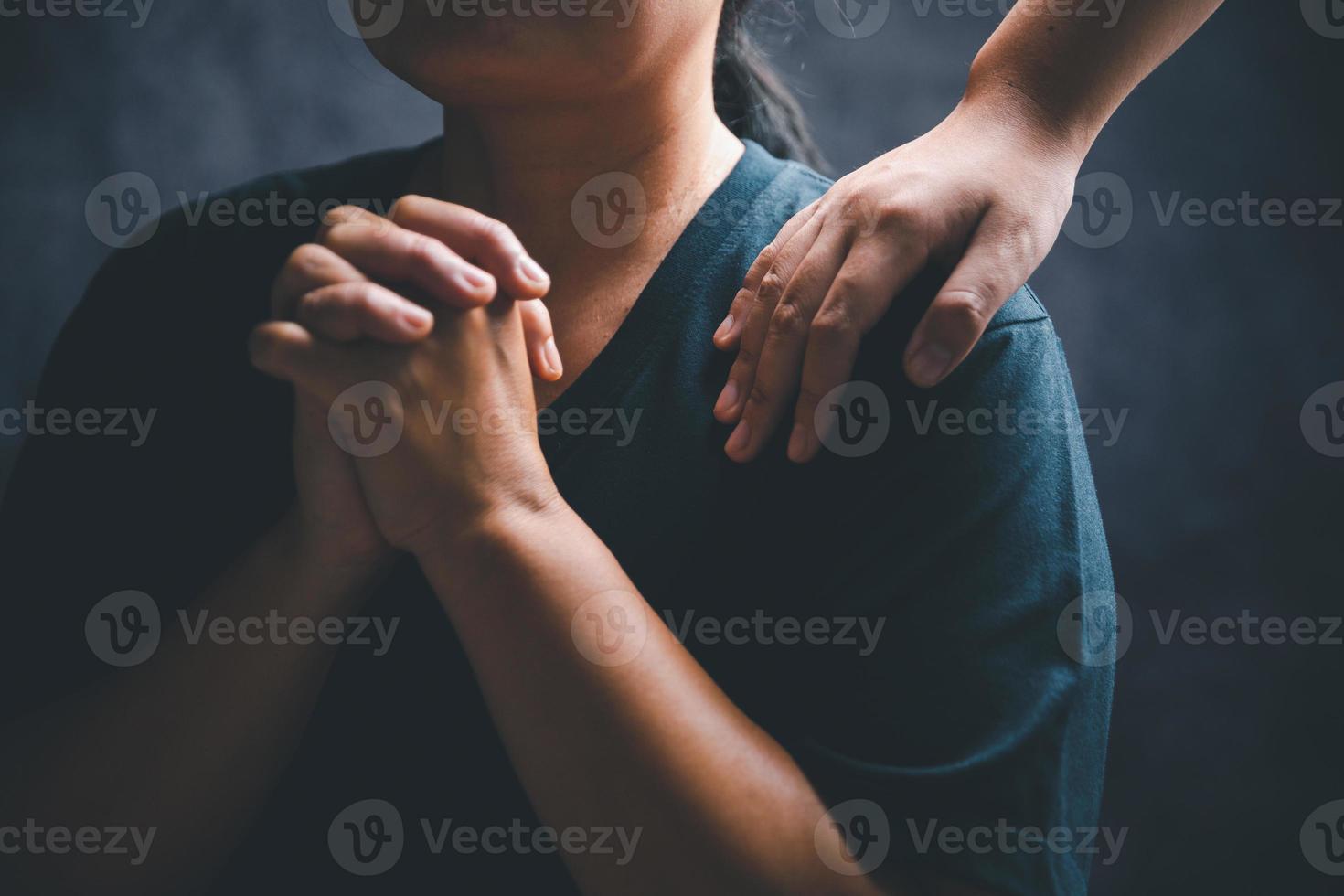 mujer tendido manos en un joven hembra cristiano hombro a autorizar y bendecir él mientras él siente desanimado en un hogar oficina, cristiano fe, y cristianos Orando tendido en manos concepto. foto