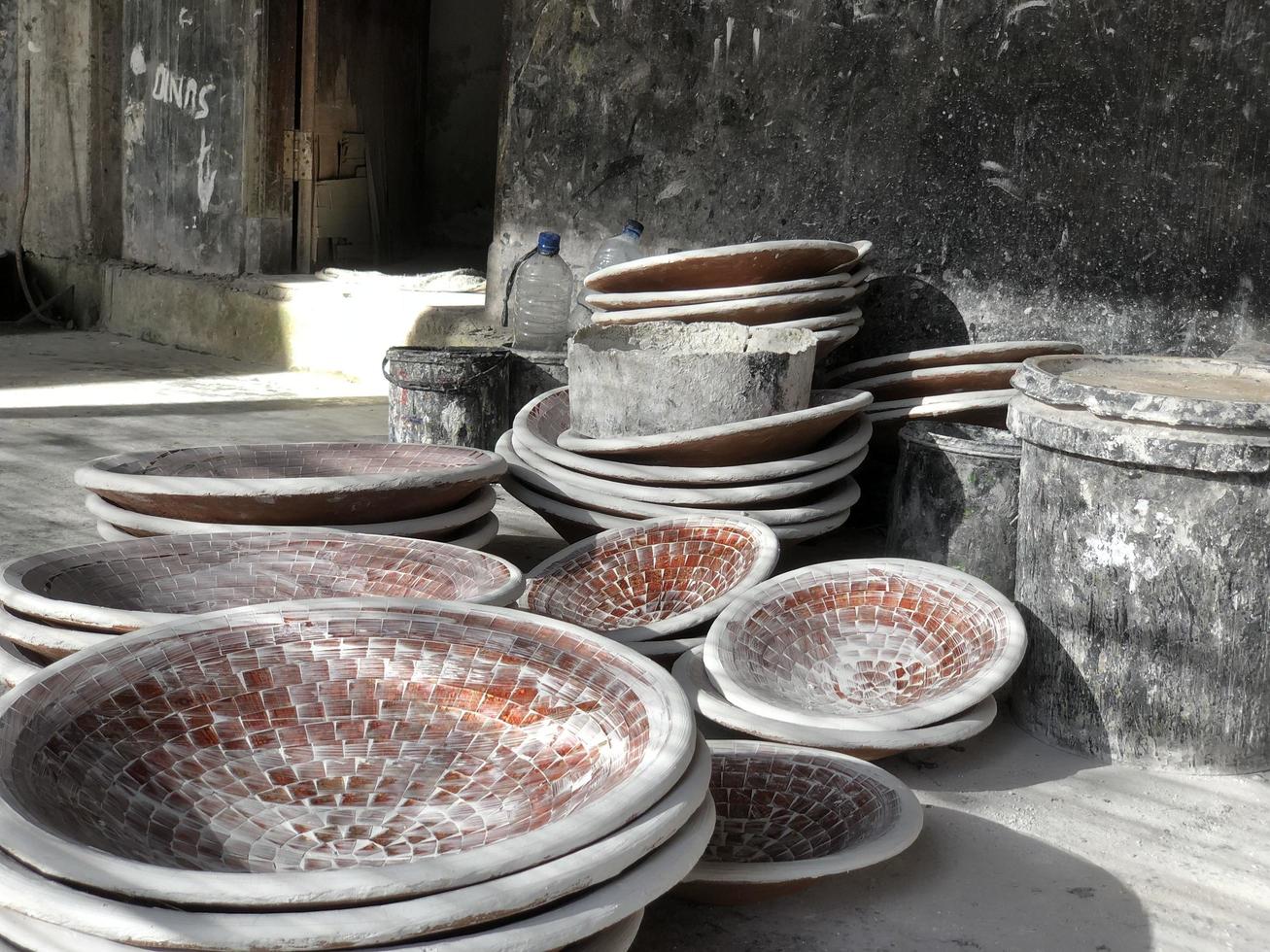 plato vaso mosaico artesanía hecho en bali foto