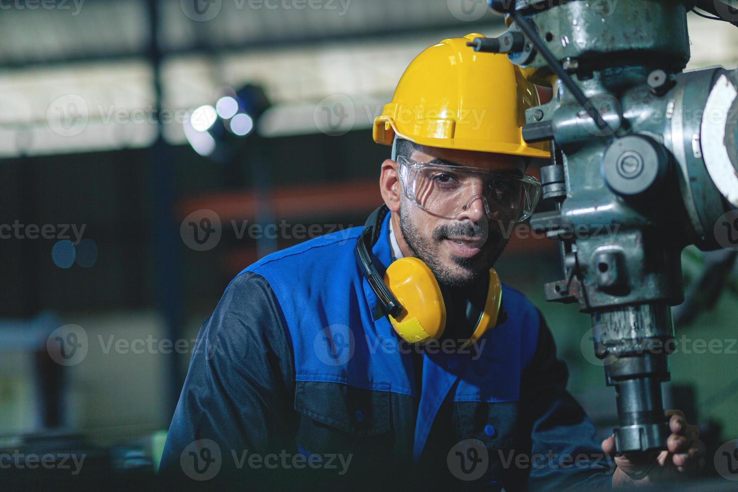 masculino trabajador o ingeniero inspeccionando industrial maquinaria. el concepto de un pesado industrial planta. foto