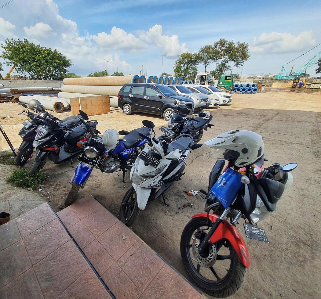 Jacarta, Indonesia en julio 2022. un improvisado moto estacionamiento lote de un oficina. foto