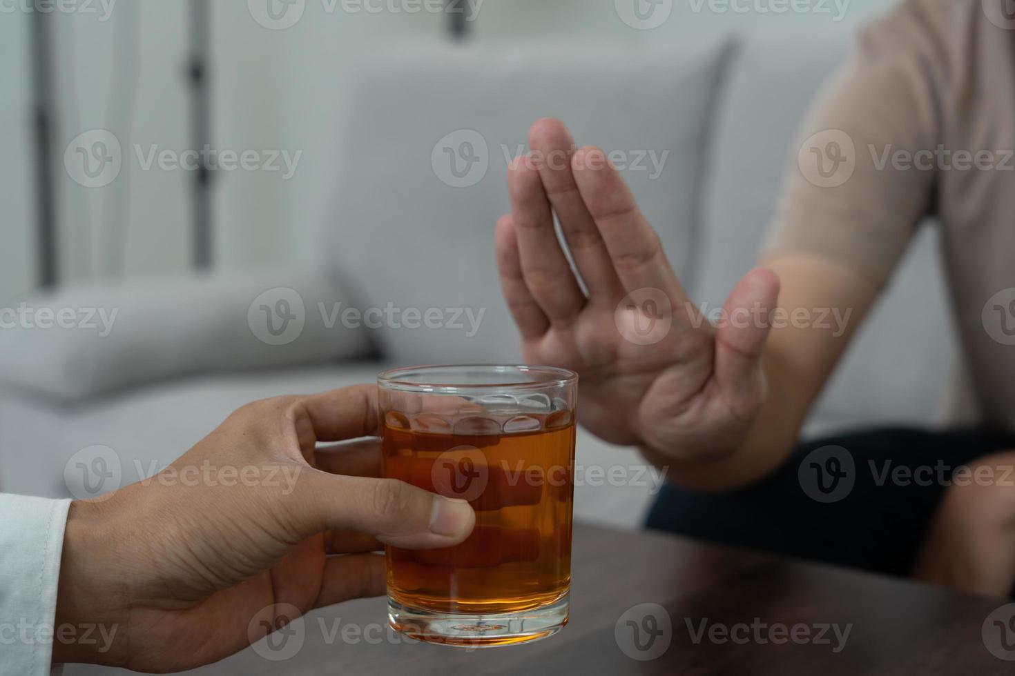 hombre se niega decir No y evitar a bebida un alcohol whisky , parada mano firmar masculino, alcoholismo tratamiento, alcohol adiccion, dejar bebida alcohólica, detener Bebiendo alcohol. negar vaso espíritu, insalubre, rechazar foto