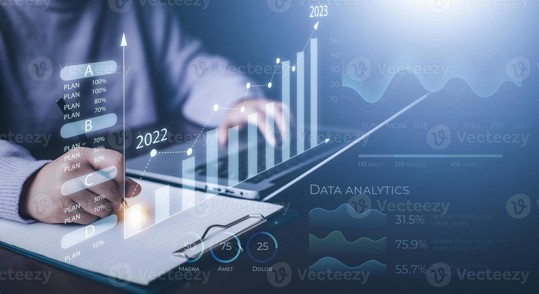 cambios en la nueva planificación, uso manual de la computadora portátil con el año nuevo número 2023, inicio del concepto de año nuevo tendencias digitales, tendencia de la industria y los negocios, estrategia, inversión, planificación empresarial y feliz año nuevo foto