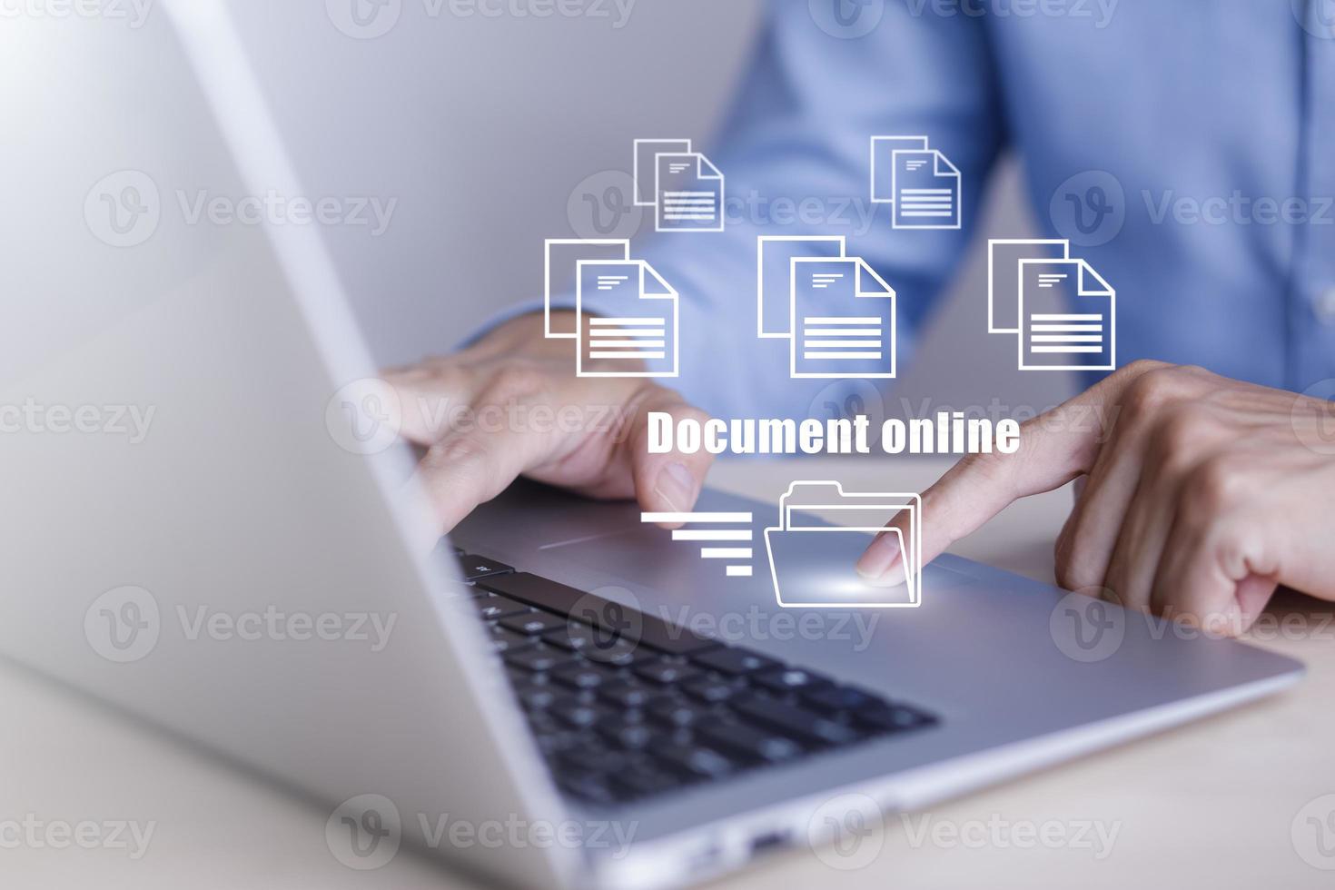 mujer de negocios que trabaja en una computadora portátil con pantalla virtual. base de datos de documentación en línea, consultor de TI que está configurando un sistema de gestión de documentos virtuales con computadora portátil, software para archivar archivos corporativos. foto