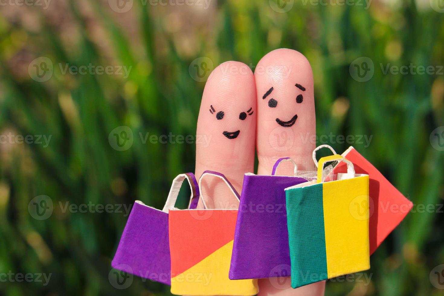 dedo Arte de un contento Pareja con compras pantalones foto