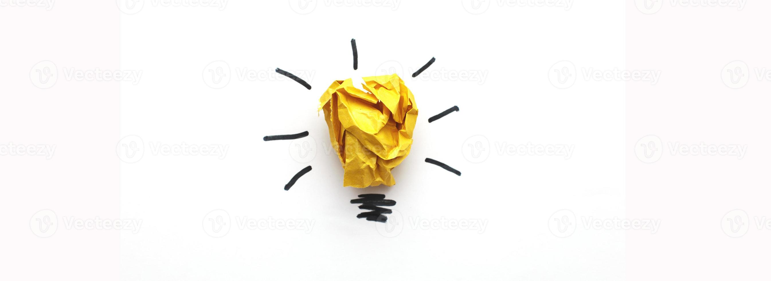 bombilla de papel amarillo arrugado como concepto de idea creativa e innovación. bandera foto