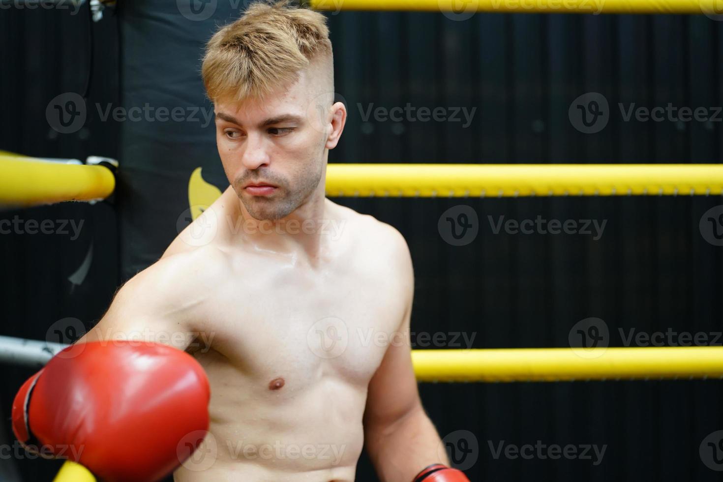 muay tailandés, el marcial Arte de tailandia, Boxer sentado en el esquina cuando el árbitro se detiene el lucha en cada redondo para el Boxer a descanso y el entrenador a introducir el lucha en el siguiente redondo. foto