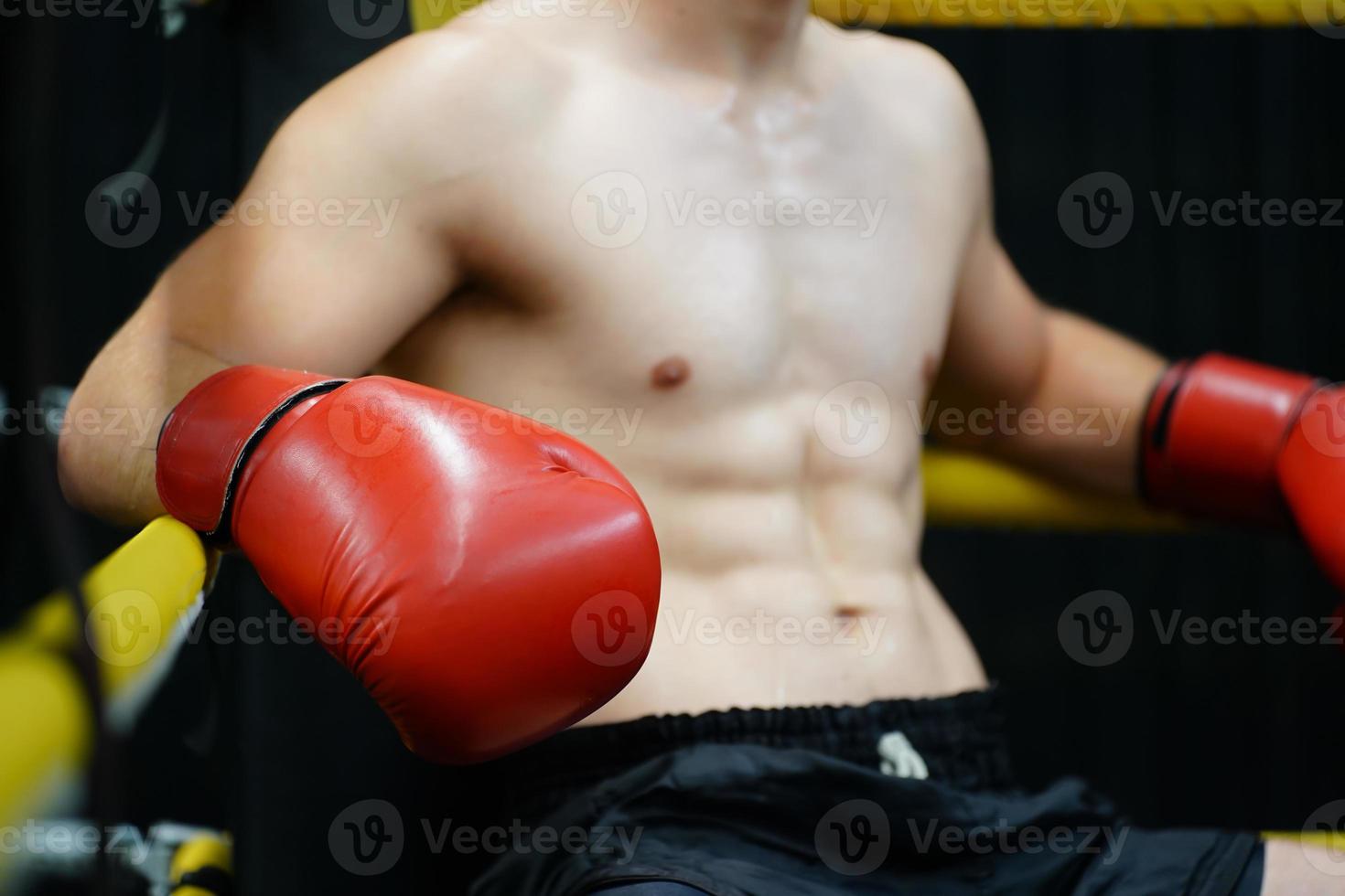 muay tailandés, el marcial Arte de tailandia, Boxer sentado en el esquina cuando el árbitro se detiene el lucha en cada redondo para el Boxer a descanso y el entrenador a introducir el lucha en el siguiente redondo. foto