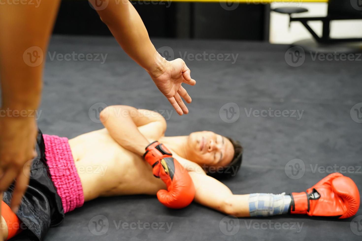 Muay Thai, The martial art of Thailand, The judges must count from one to ten when a boxer is knocked out to give him a chance to stand up to fighting or surrendering. photo