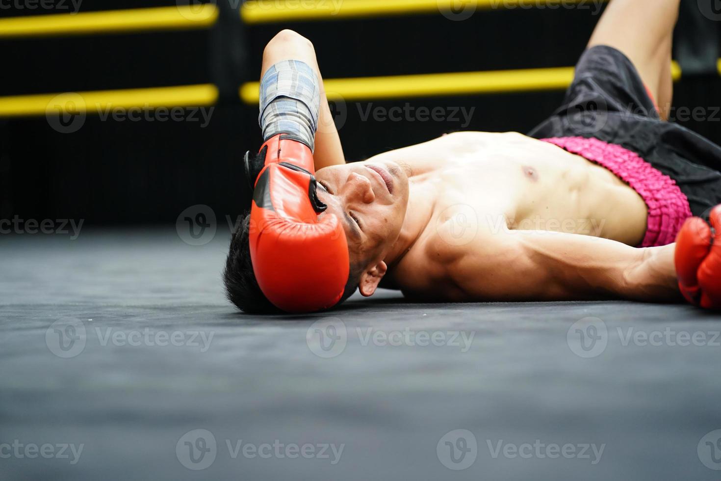 Muay Thai, The martial art of Thailand, The judges must count from one to ten when a boxer is knocked out to give him a chance to stand up to fighting or surrendering. photo