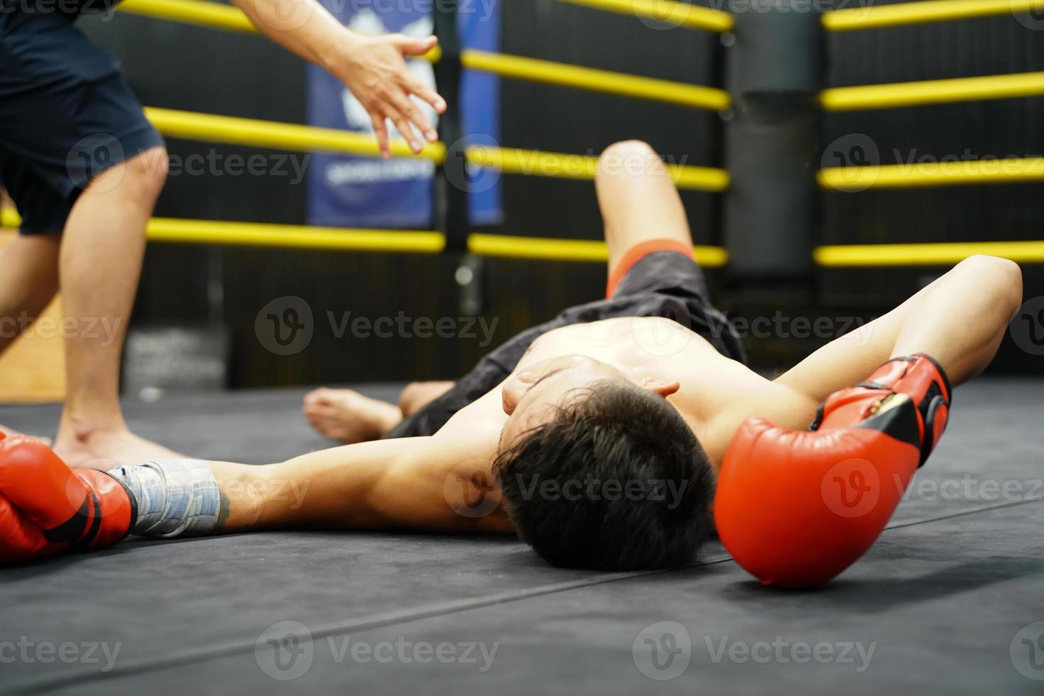 Muay Thai, The martial art of Thailand, The judges must count from one to ten when a boxer is knocked out to give him a chance to stand up to fighting or surrendering. photo