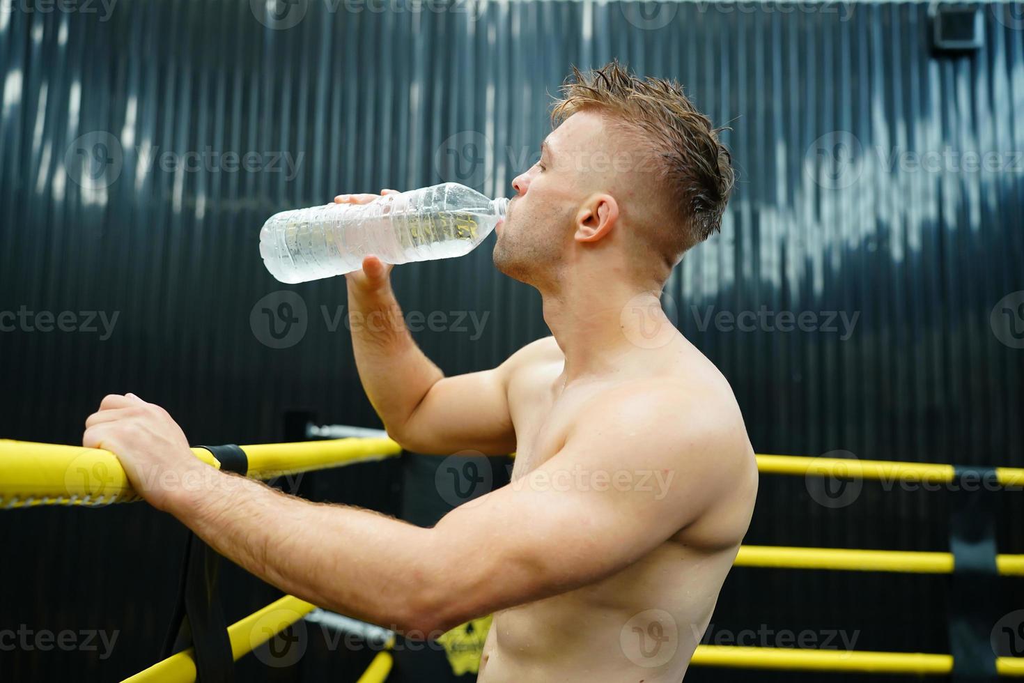 muay tailandés, el marcial Arte de tailandia, Boxer sentado en el esquina cuando el árbitro se detiene el lucha en cada redondo para el Boxer a descanso y el entrenador a introducir el lucha en el siguiente redondo. foto