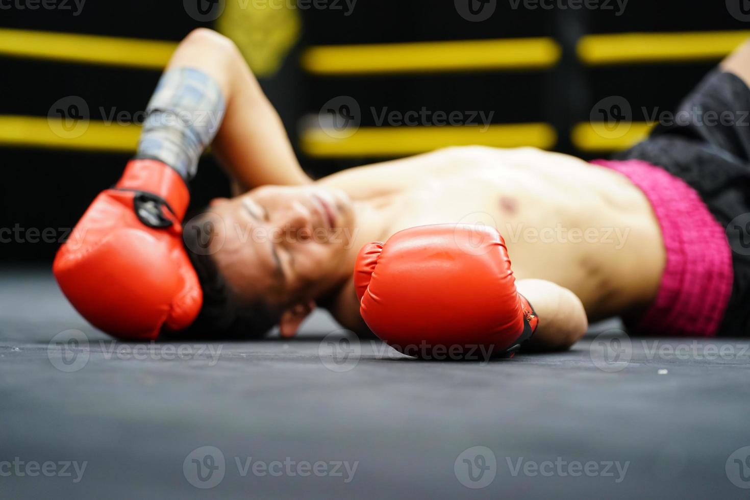 Muay Thai, The martial art of Thailand, The judges must count from one to ten when a boxer is knocked out to give him a chance to stand up to fighting or surrendering. photo