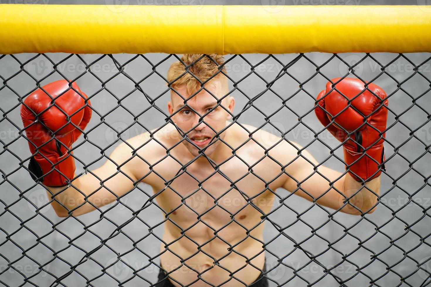 muay tailandés, el marcial Arte de tailandia, Boxer sentado en el esquina cuando el árbitro se detiene el lucha en cada redondo para el Boxer a descanso y el entrenador a introducir el lucha en el siguiente redondo. foto