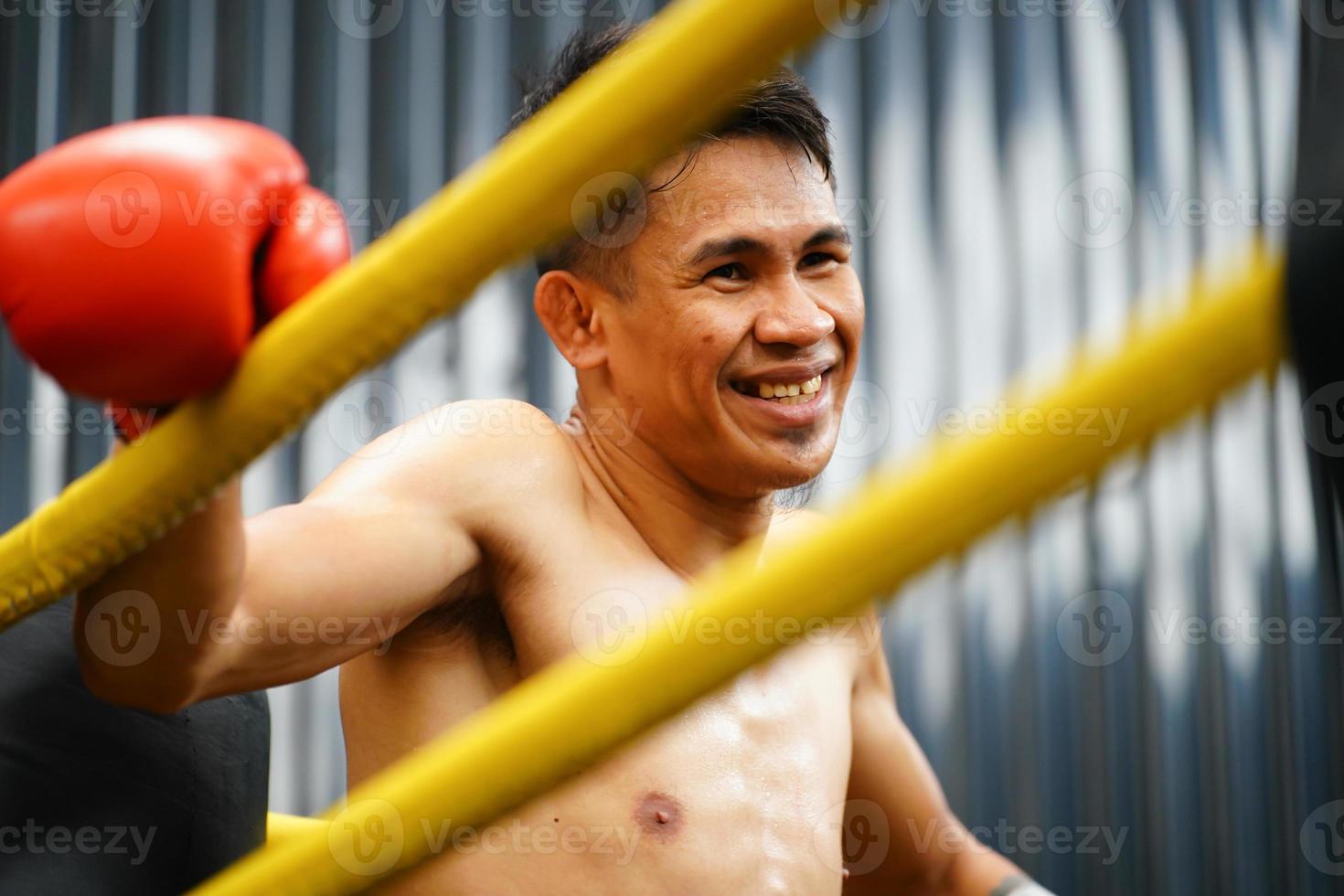 muay tailandés, el marcial Arte de tailandia, Boxer sentado en el esquina cuando el árbitro se detiene el lucha en cada redondo para el Boxer a descanso y el entrenador a introducir el lucha en el siguiente redondo. foto