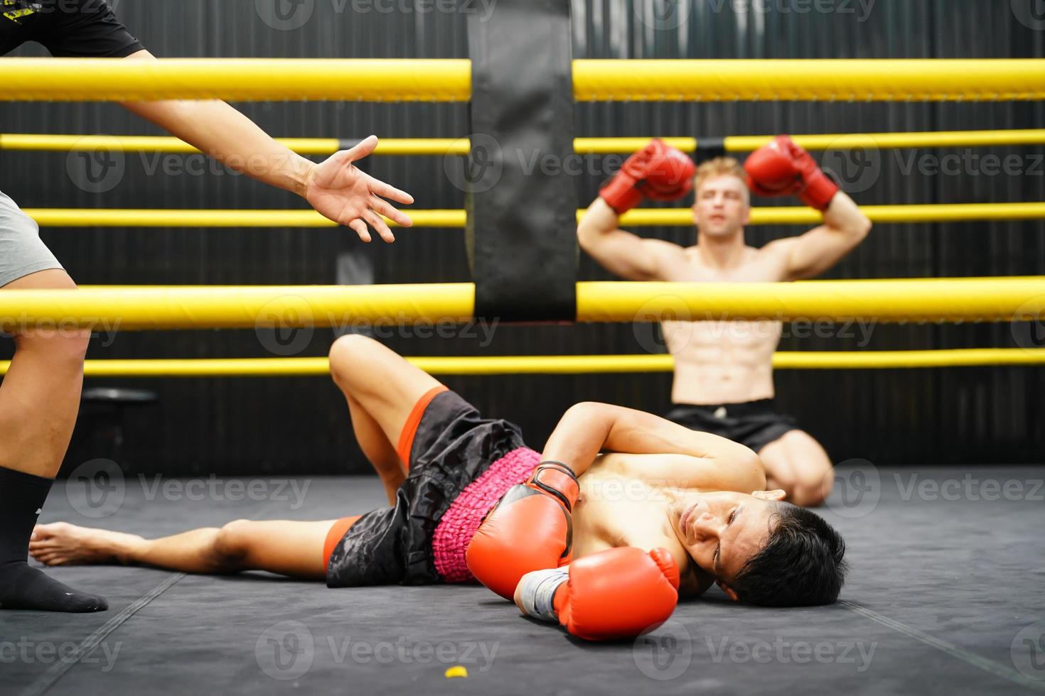Muay Thai, The martial art of Thailand, The judges must count from one to ten when a boxer is knocked out to give him a chance to stand up to fighting or surrendering. photo
