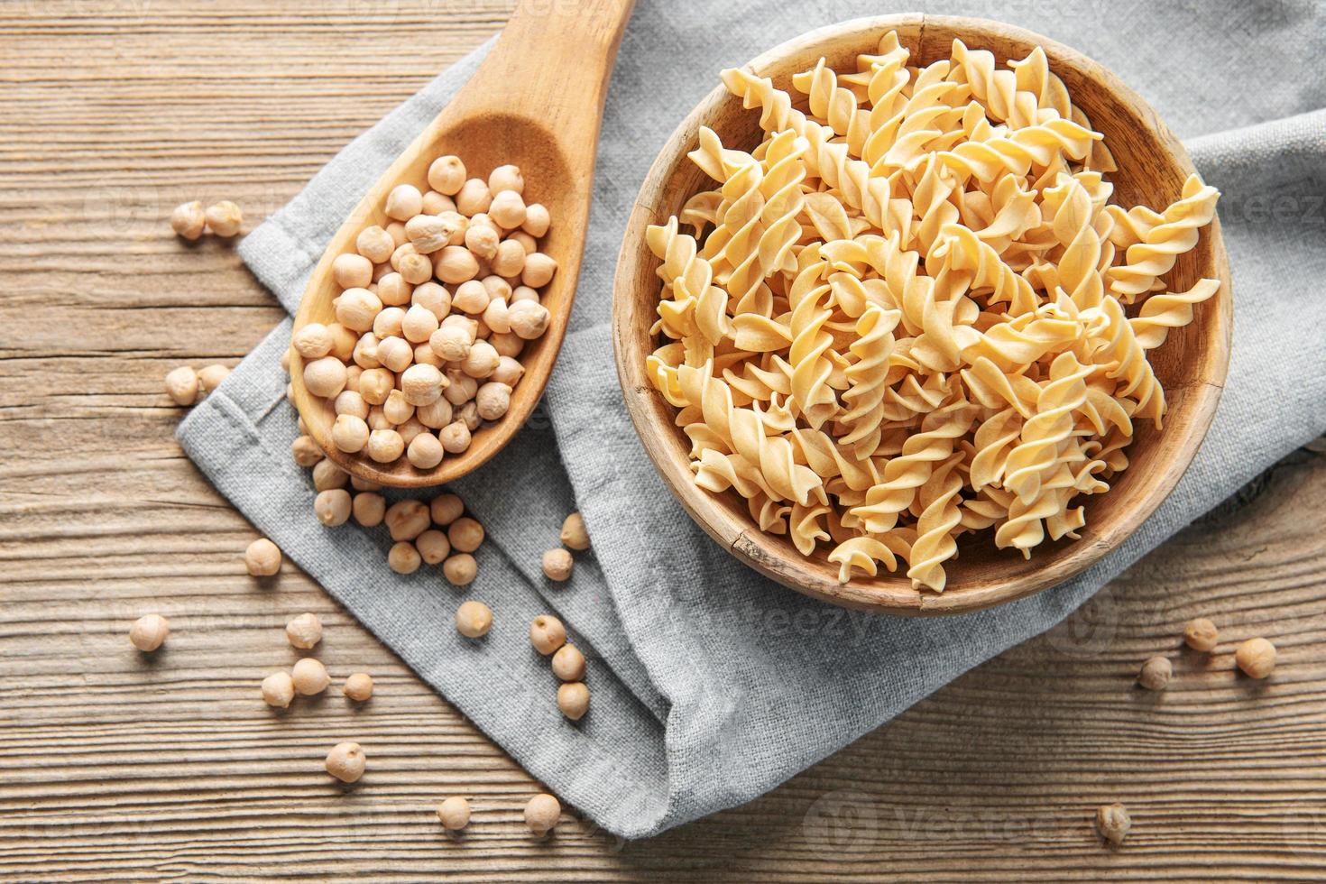 garbanzo frijol fusilli pasta en un antiguo de madera antecedentes. foto