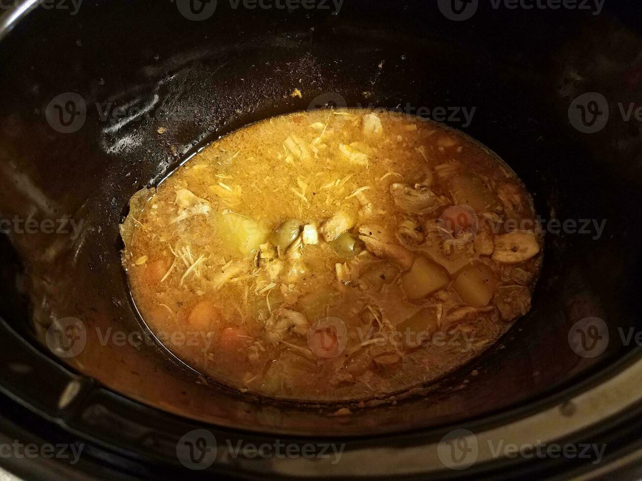 pollo aceituna y patata estofado Cocinando en un caliente maceta foto