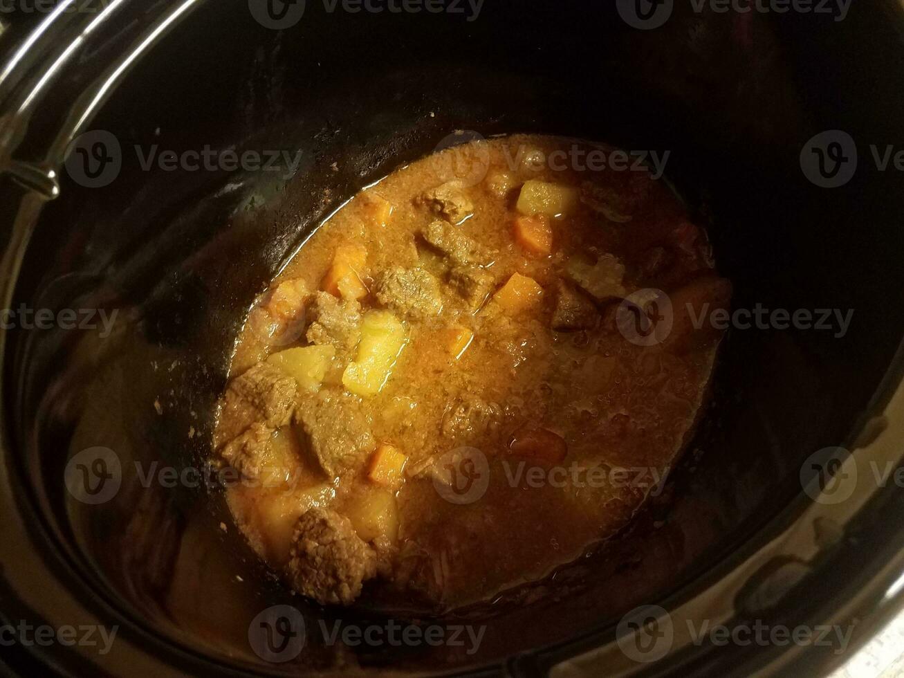 carne de vaca aceituna y patata estofado Cocinando en un caliente maceta foto