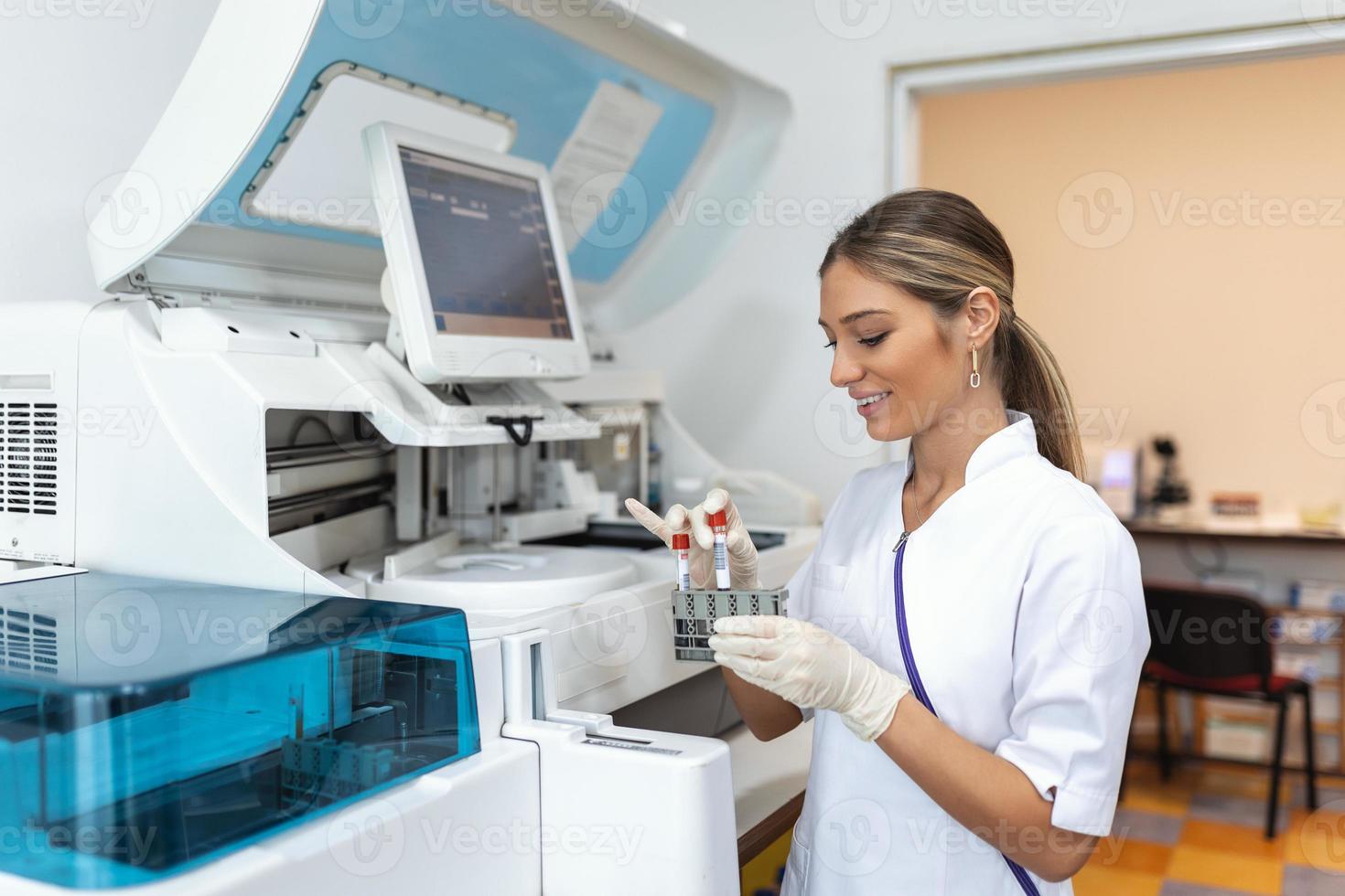 hembra científico trabajando en el laboratorio, utilizando computadora pantalla foto