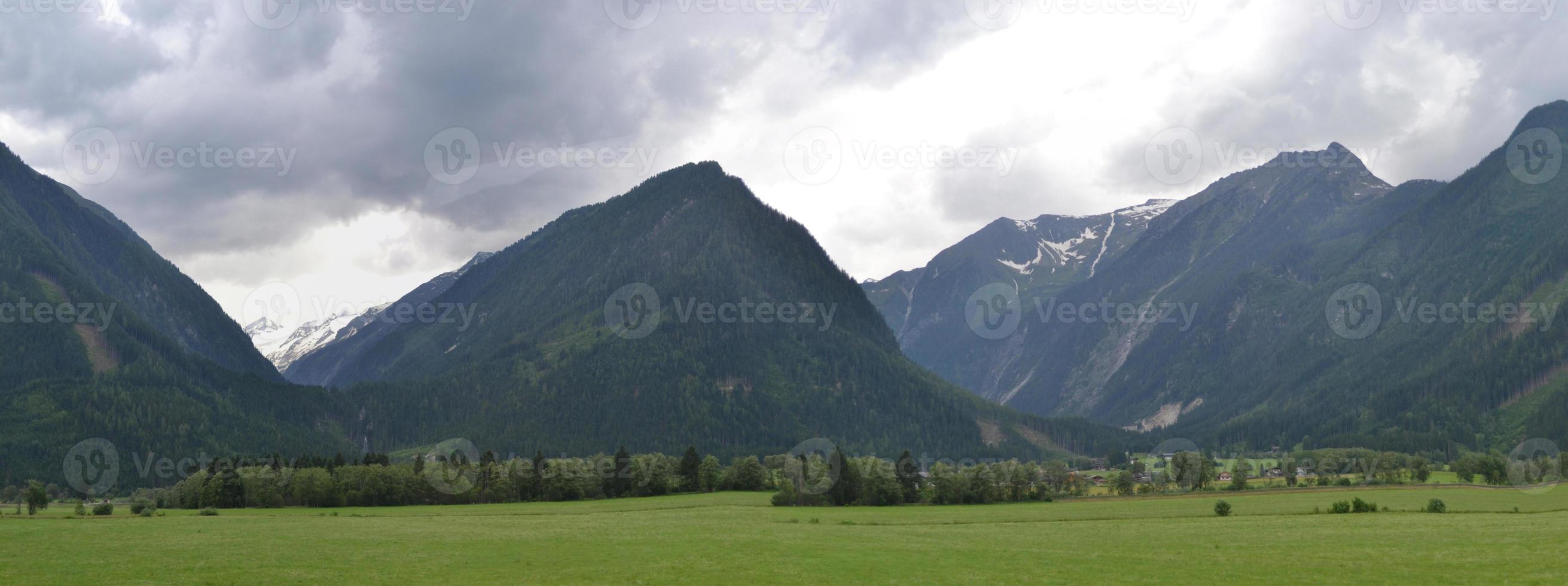 Alpes montañas en Austria - panorama foto