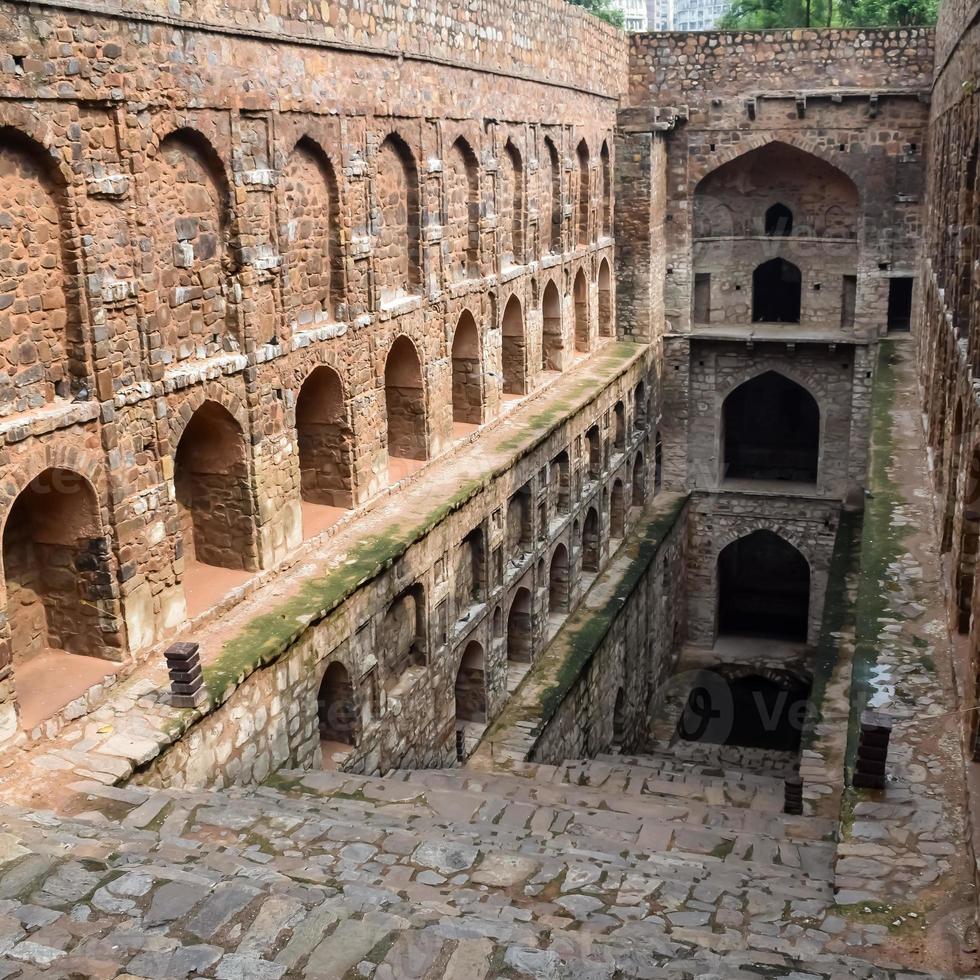 agrasen ki baoli - paso bien situado en medio de connaught colocado nueva delhi india, antigua construcción de arqueología antigua foto