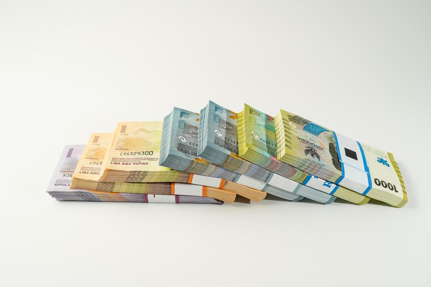 Jacarta, Indonesia, abril 15, 2023, varios manojos de indonesio rupia billetes en el idr moneda miles Copiar espacio thr zakat foto