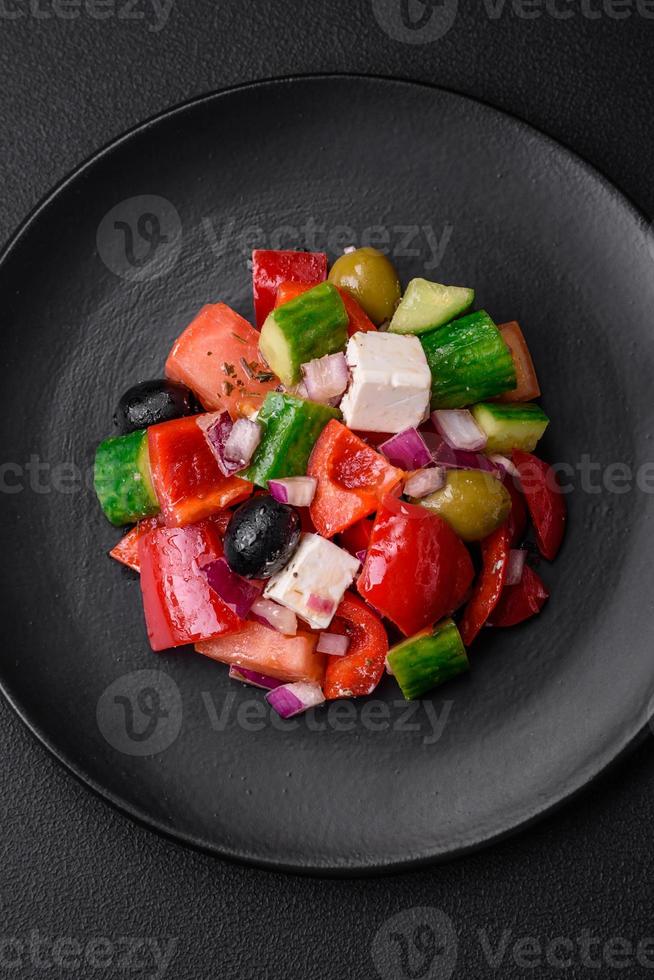 delicioso, Fresco griego ensalada con queso feta queso, Olivos, Tomates y pepinos foto