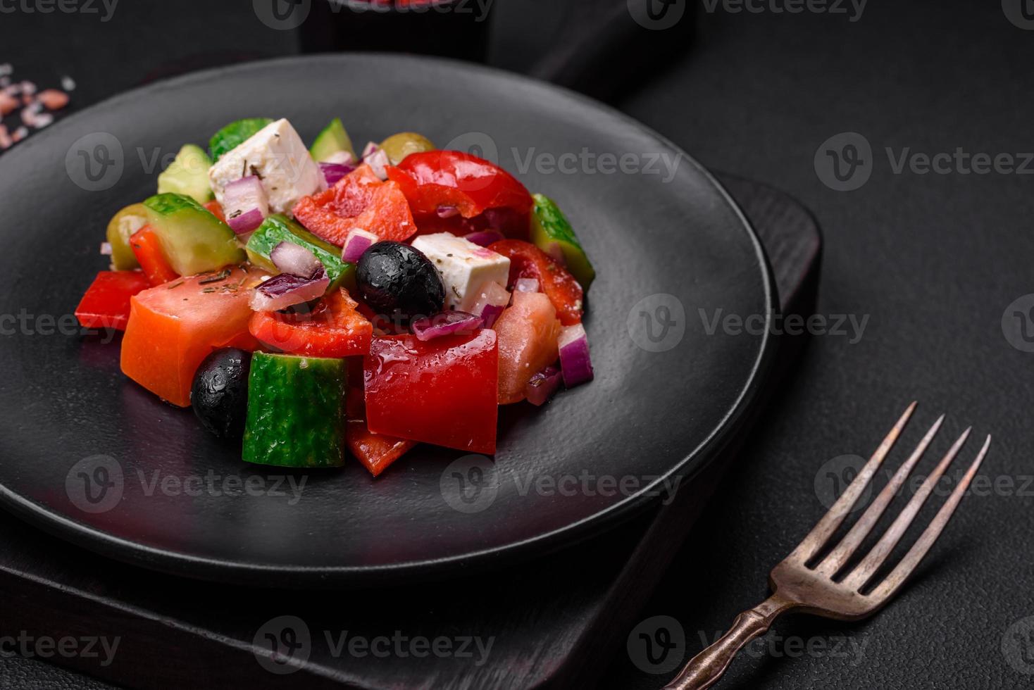 delicioso, Fresco griego ensalada con queso feta queso, Olivos, Tomates y pepinos foto