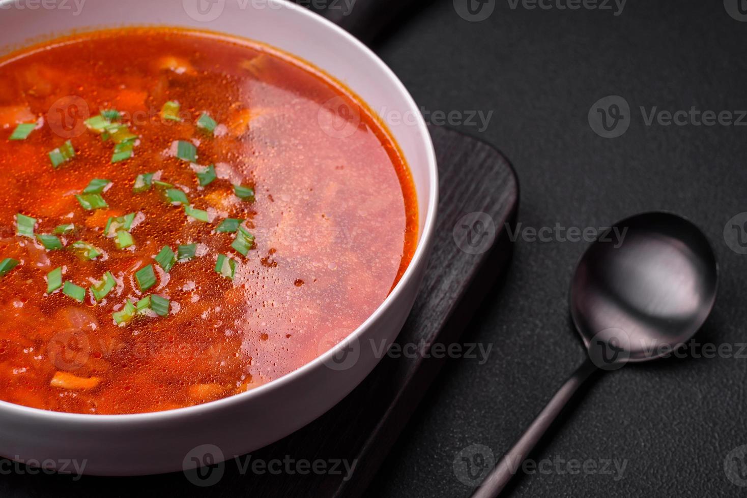 delicioso Fresco ucranio sopa de remolacha con remolachas, zanahorias y repollo foto