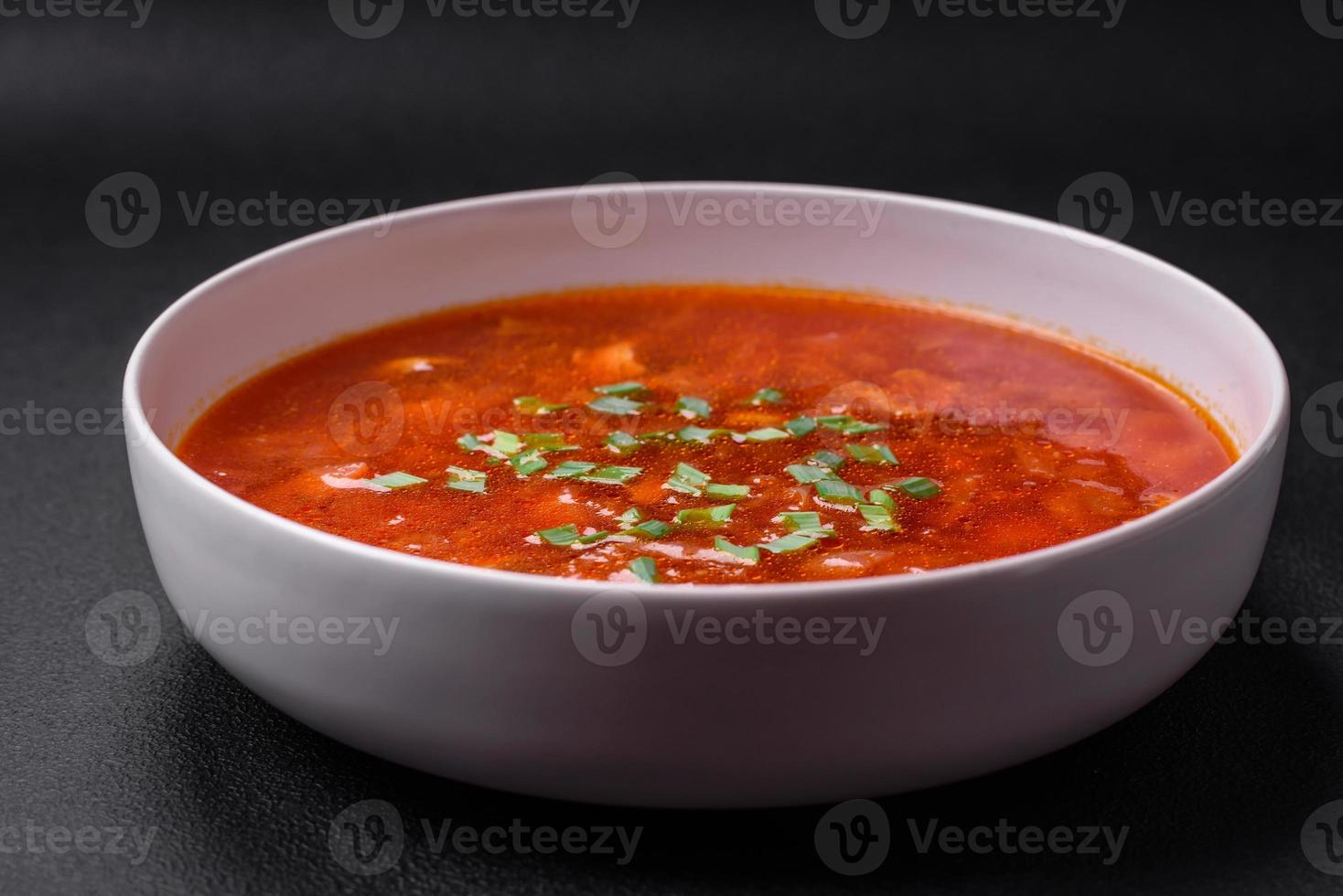 delicioso Fresco ucranio sopa de remolacha con remolachas, zanahorias y repollo foto