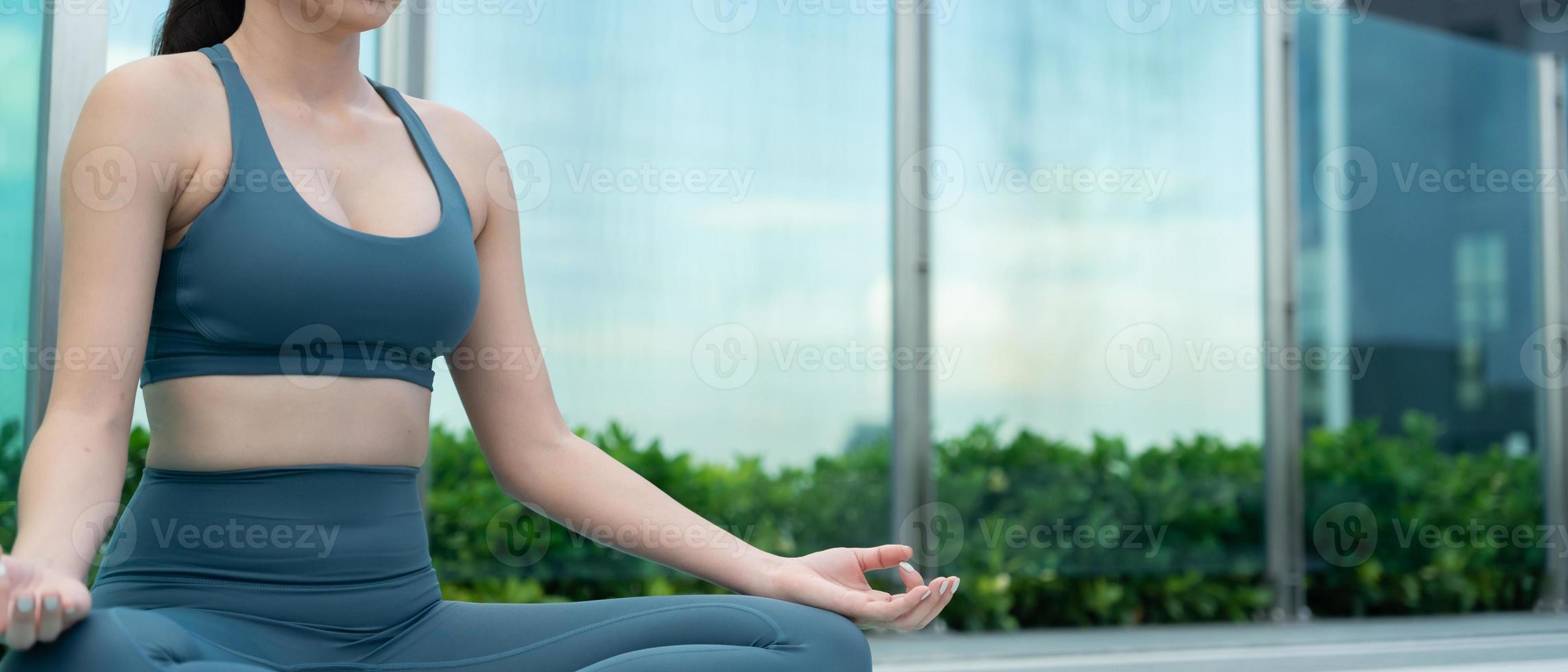 mujer practicando meditar en el balcón. asiático mujer hacer ejercicios en Mañana. balance, recreación, relajación, calma, bueno salud, feliz, relajarse, sano estilo de vida, reducir estrés, pacífico, actitud. foto