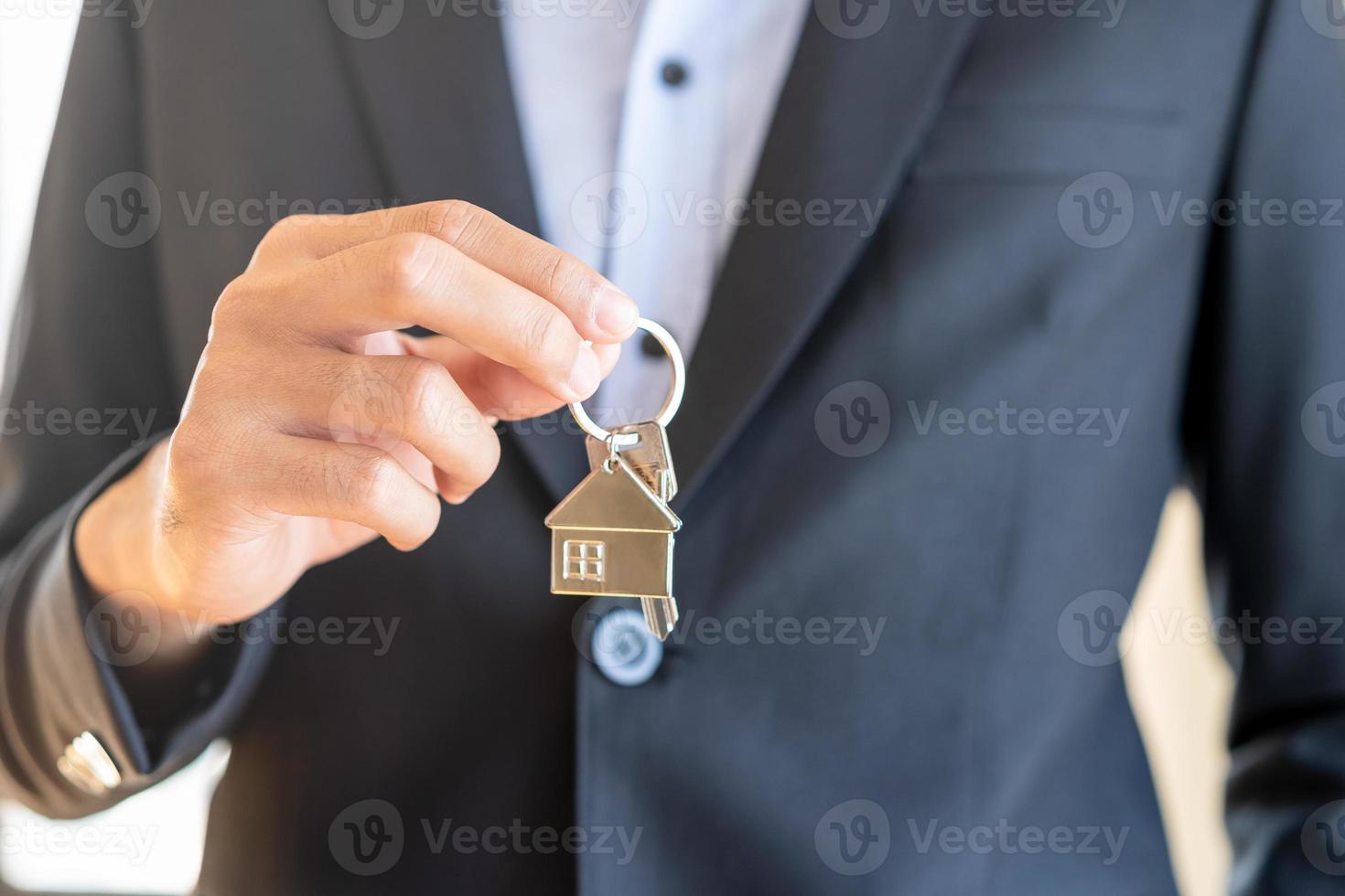 hogar agente, corredor hombre en traje de pie, corredor de bienes raíces participación el casa llave a mano terminado a nuevo dueño de casa o inquilino , cliente después el banco aprobado el hogar préstamo, hipoteca préstamo. propiedad arrendamiento de dueño foto