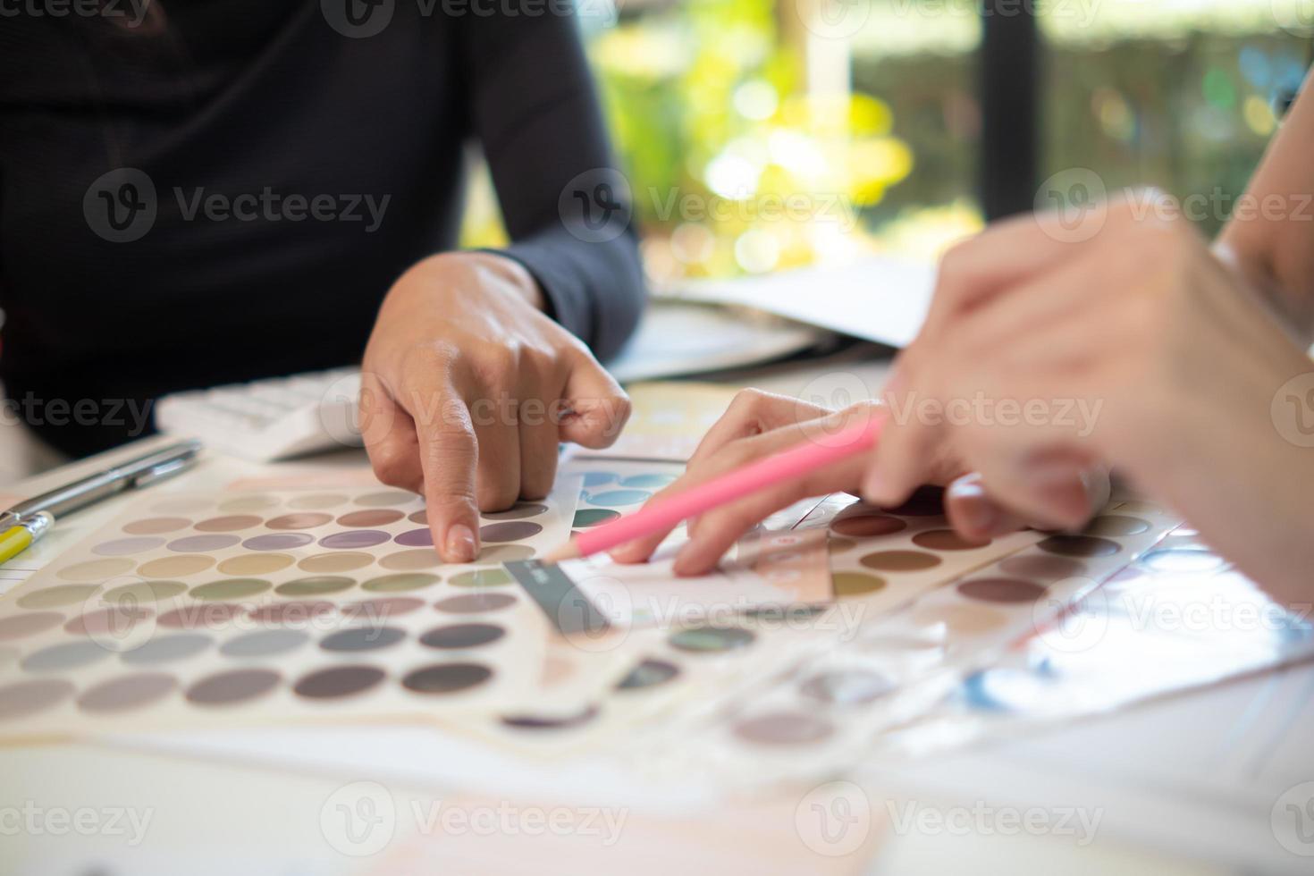 Mobile application developers are designing a ux ui system to make the display on the phone screen go smoothly because the ux ui system in a mobile phone affects the operation of various applications. photo