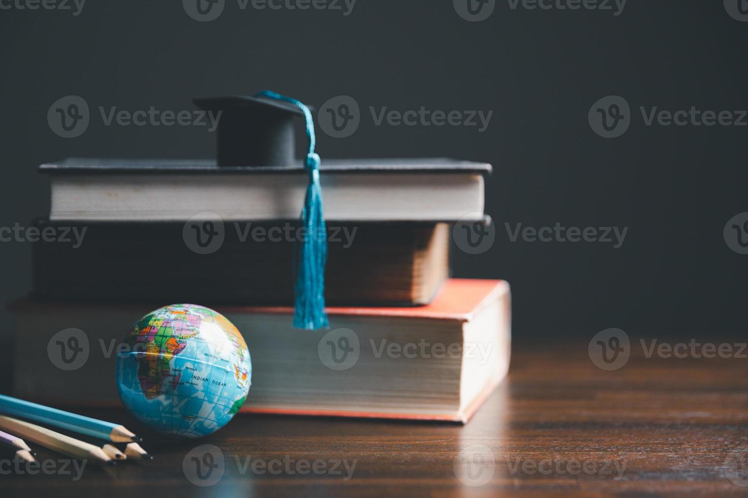 graduación gorra con tierra globo. concepto de global negocio estudiar, extranjero educativo, espalda a escuela. educación en global mundo, estudiar extranjero negocio en universidades en mundial. idioma estudiar foto