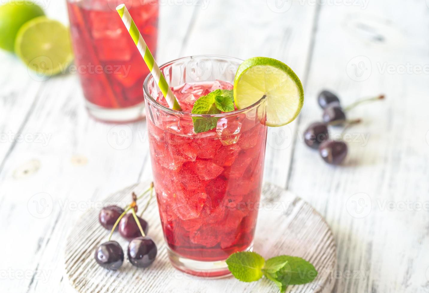 dos vasos de mojito de cereza foto