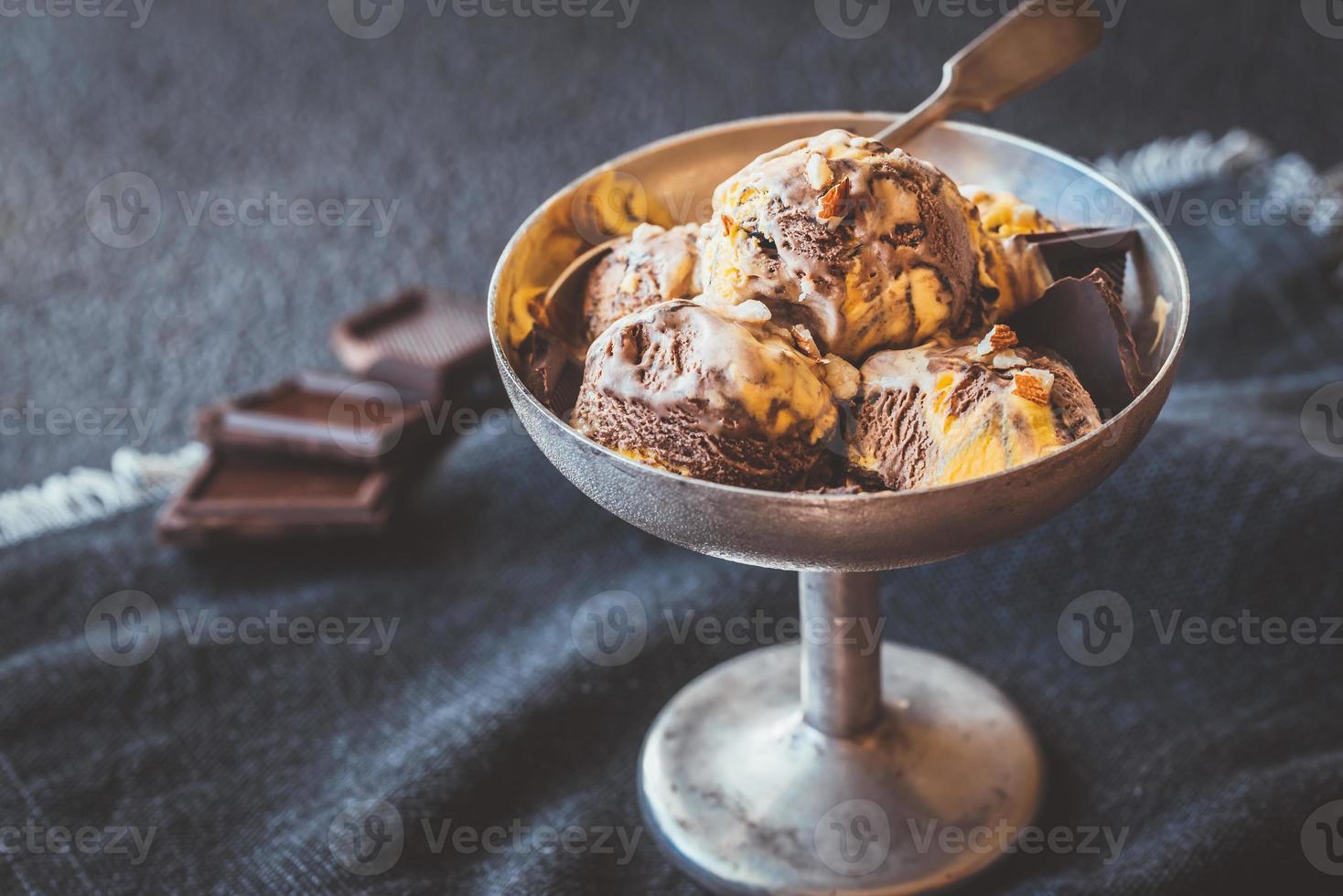 helado de naranja y chocolate foto