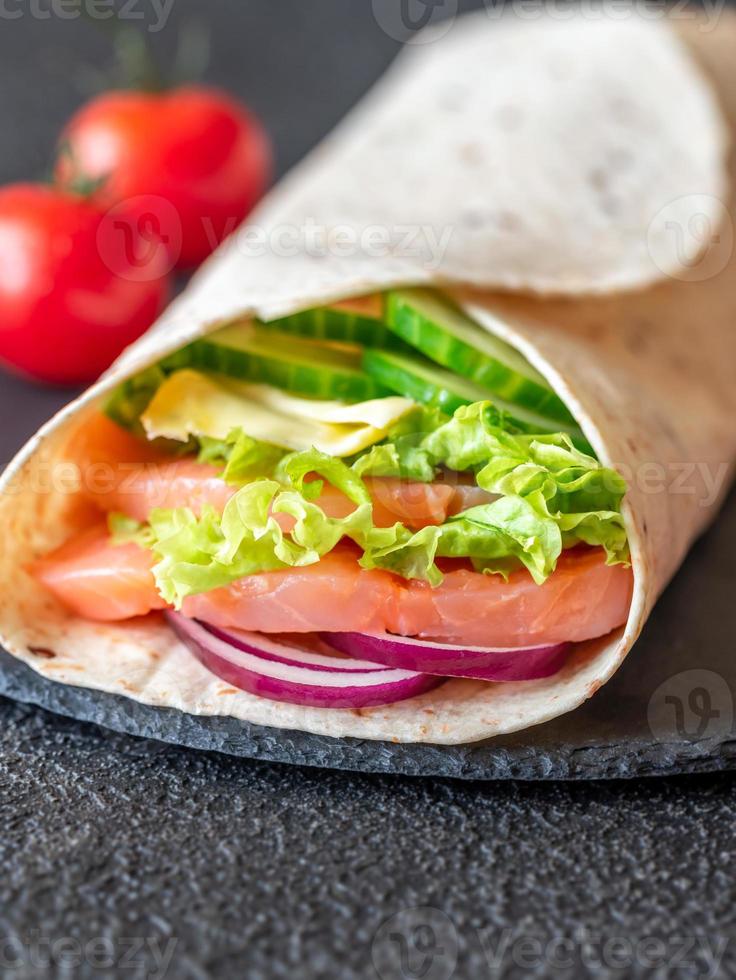 tortilla envolver con salmón y vegetales foto